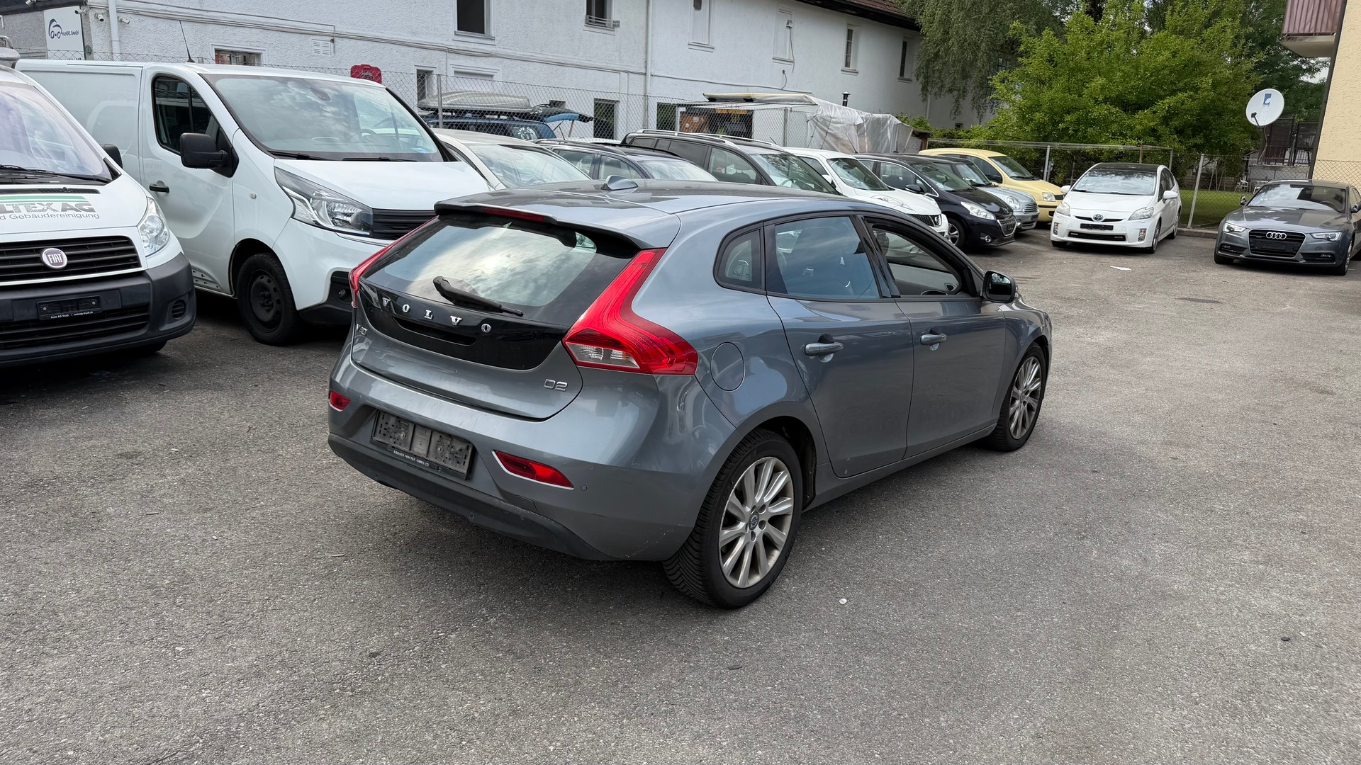 VOLVO V40 D2 Kinetic Geartronic-image-3