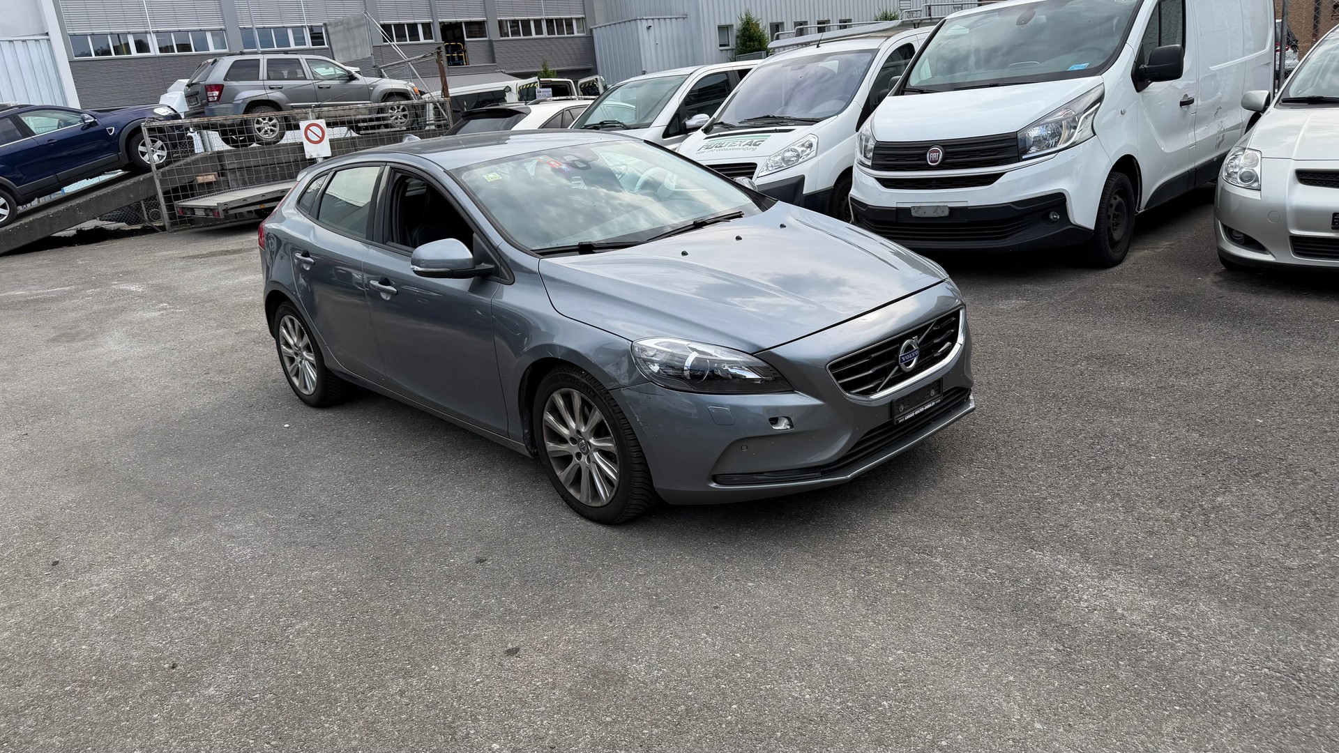 VOLVO V40 D2 Kinetic Geartronic-image-0