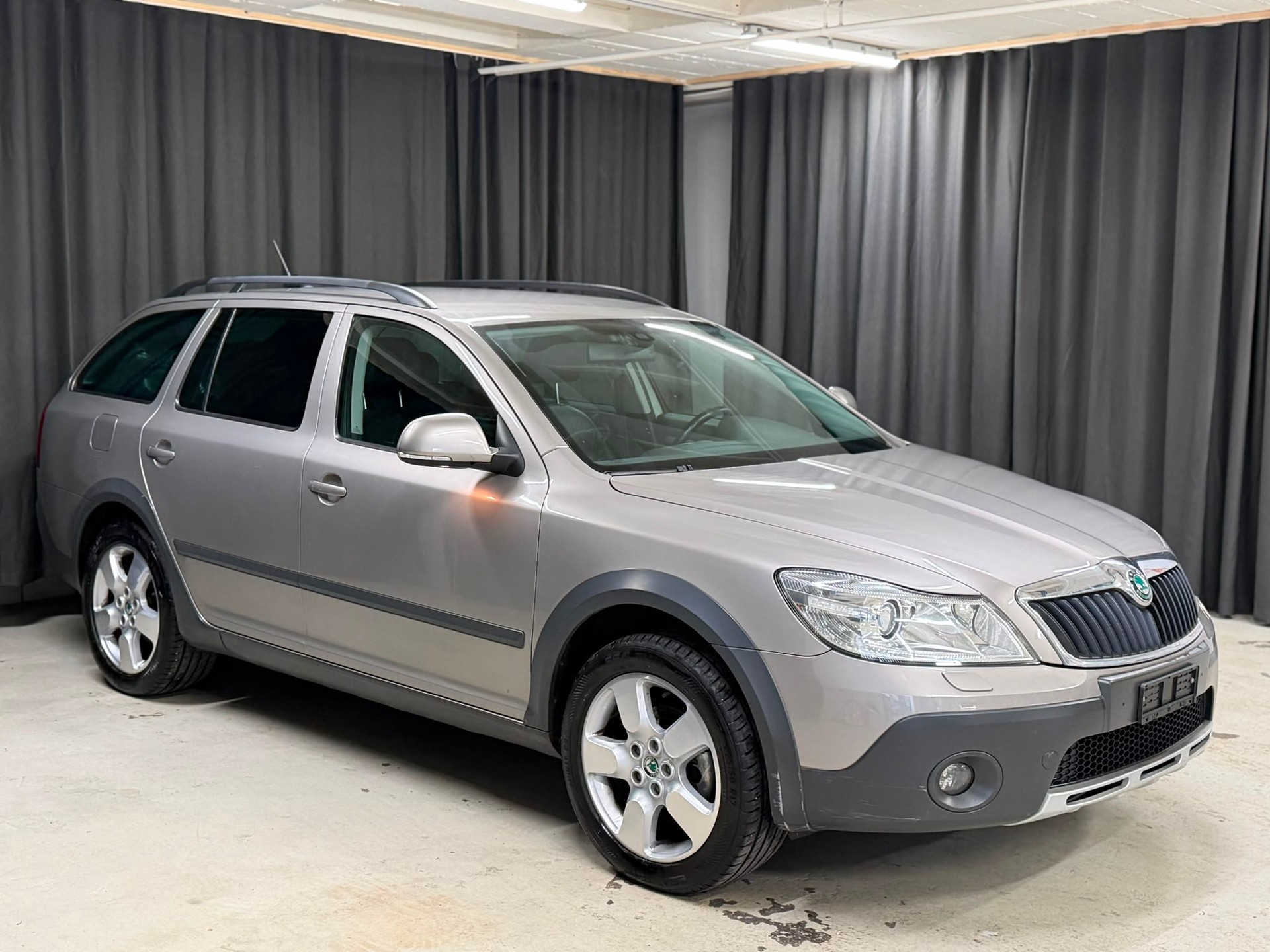 SKODA Octavia Combi 1.8 TSI Scout 4x4-image-1
