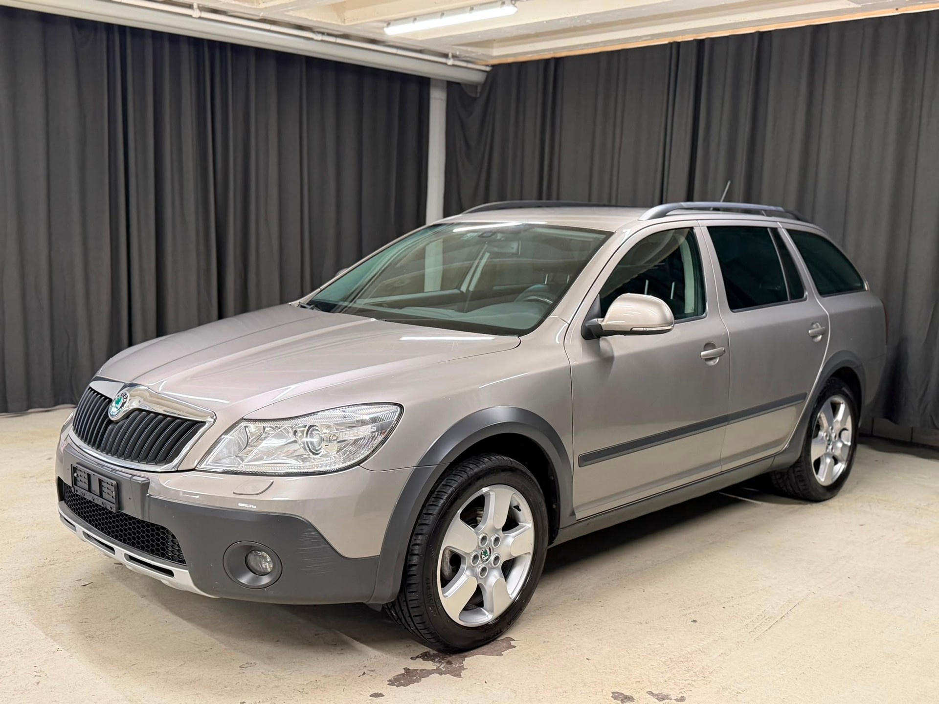 SKODA Octavia Combi 1.8 TSI Scout 4x4-image-0