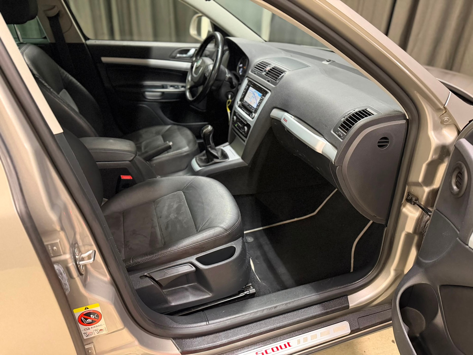SKODA Octavia Combi 1.8 TSI Scout 4x4-image-11