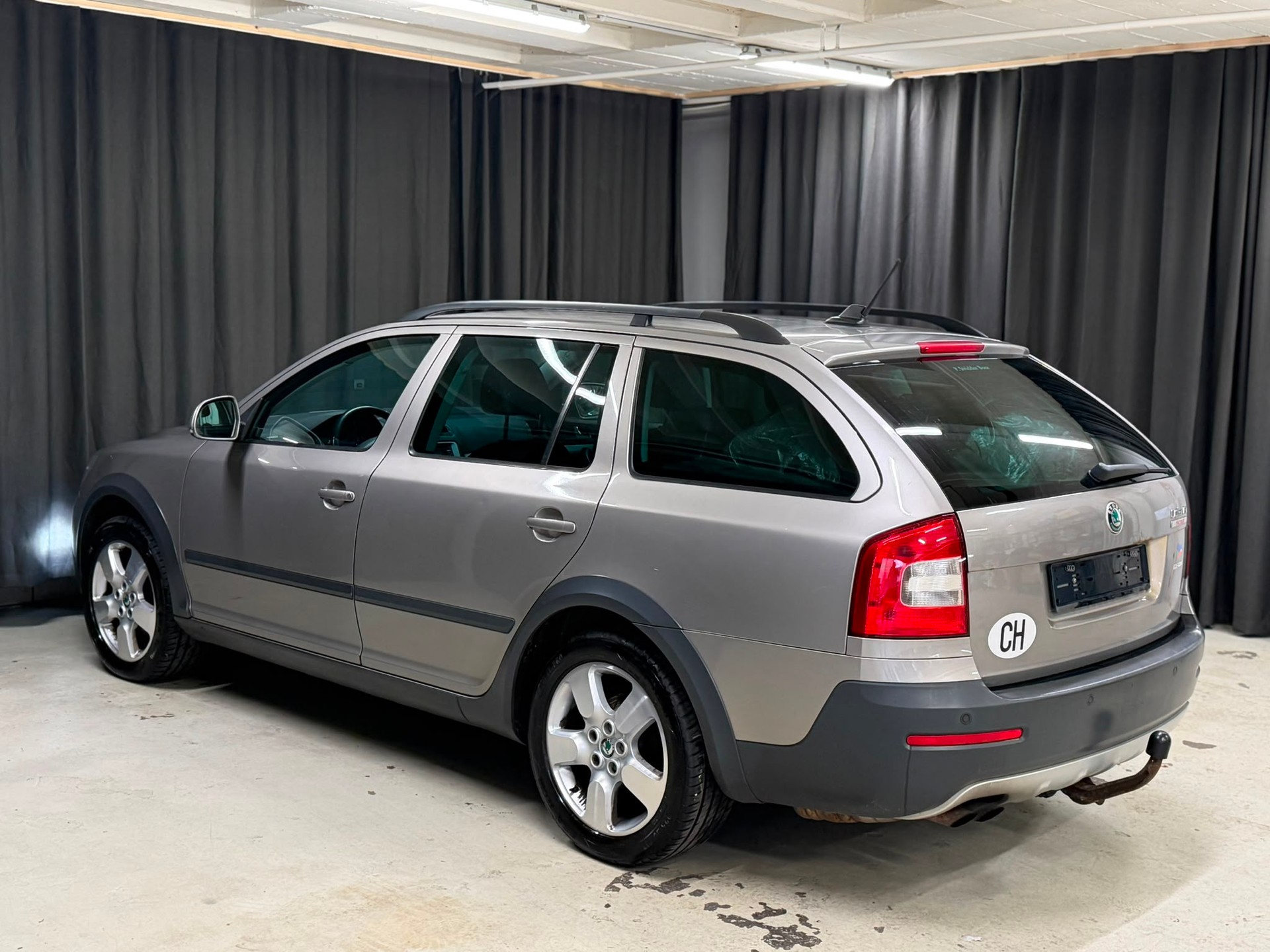 SKODA Octavia Combi 1.8 TSI Scout 4x4-image-4