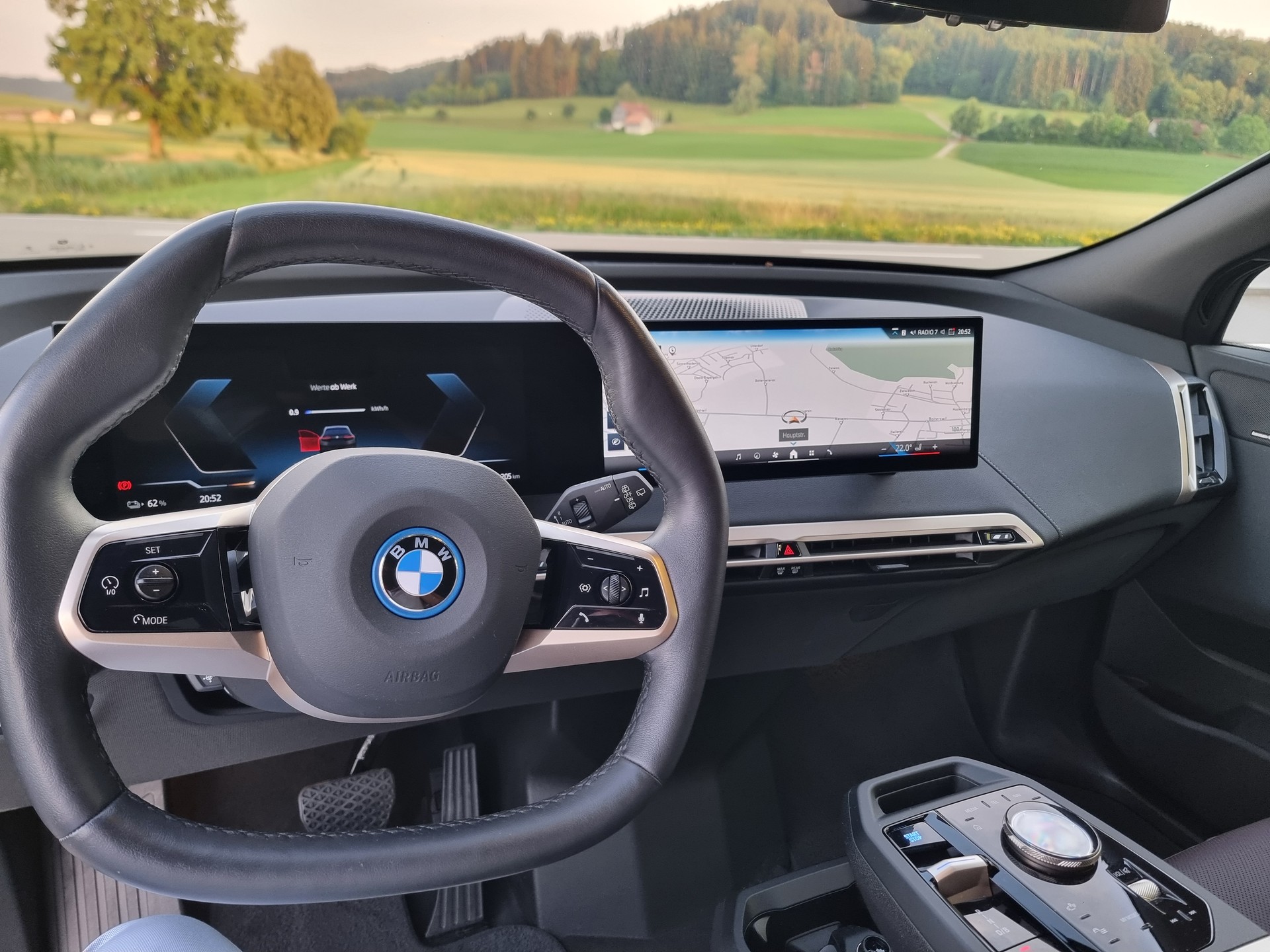 BMW iX xDrive40-image-3
