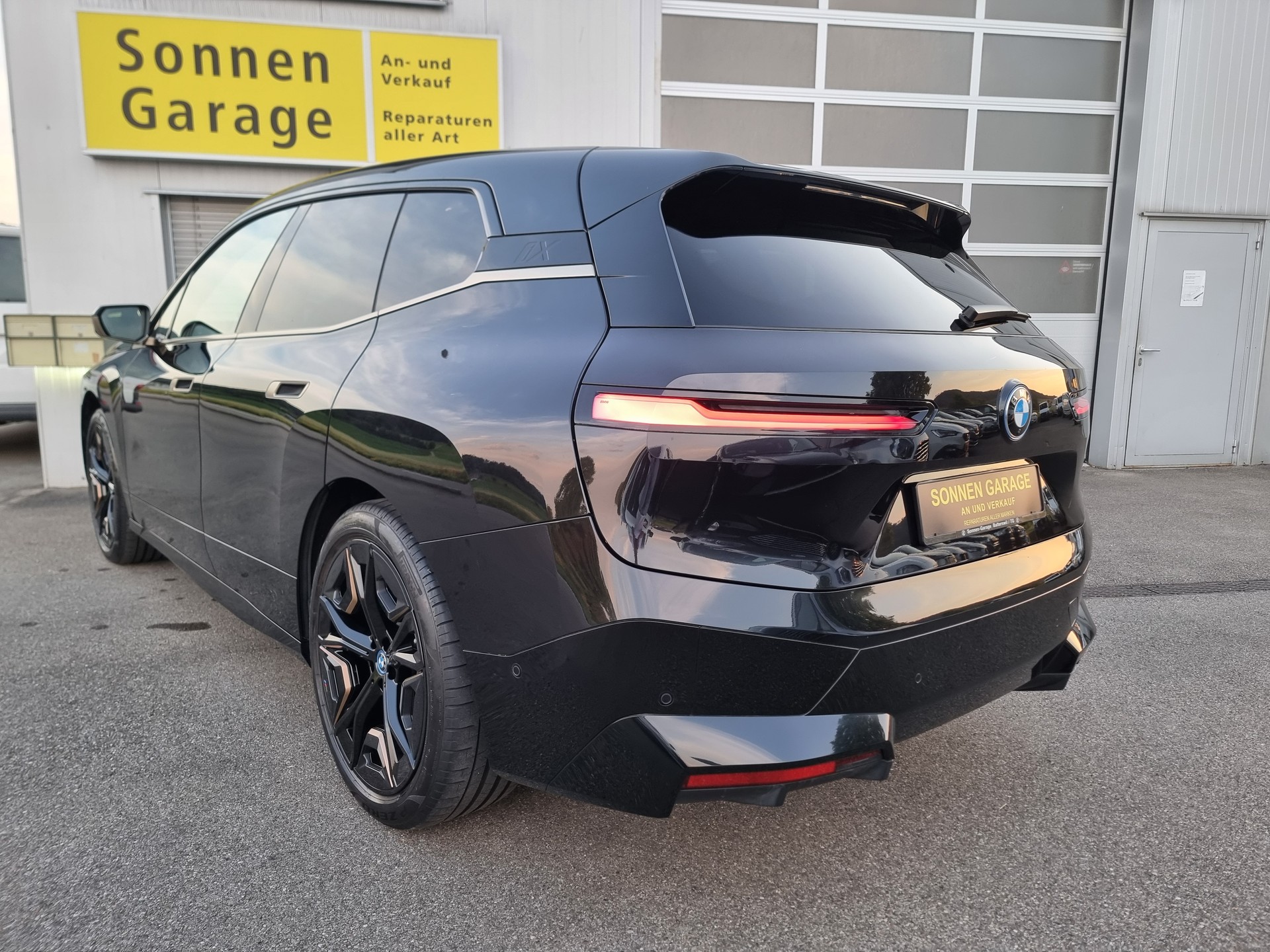 BMW iX xDrive40-image-12