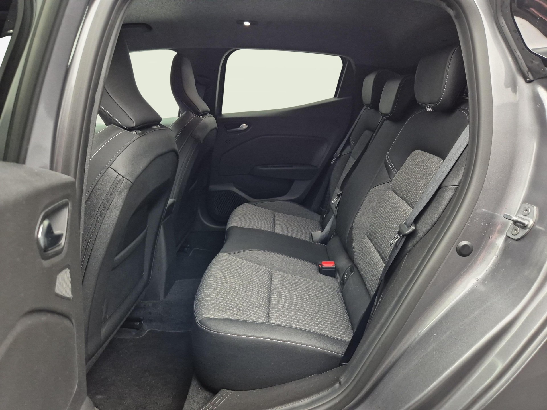 MITSUBISHI Colt 1.6 HEV Instyle-image-3