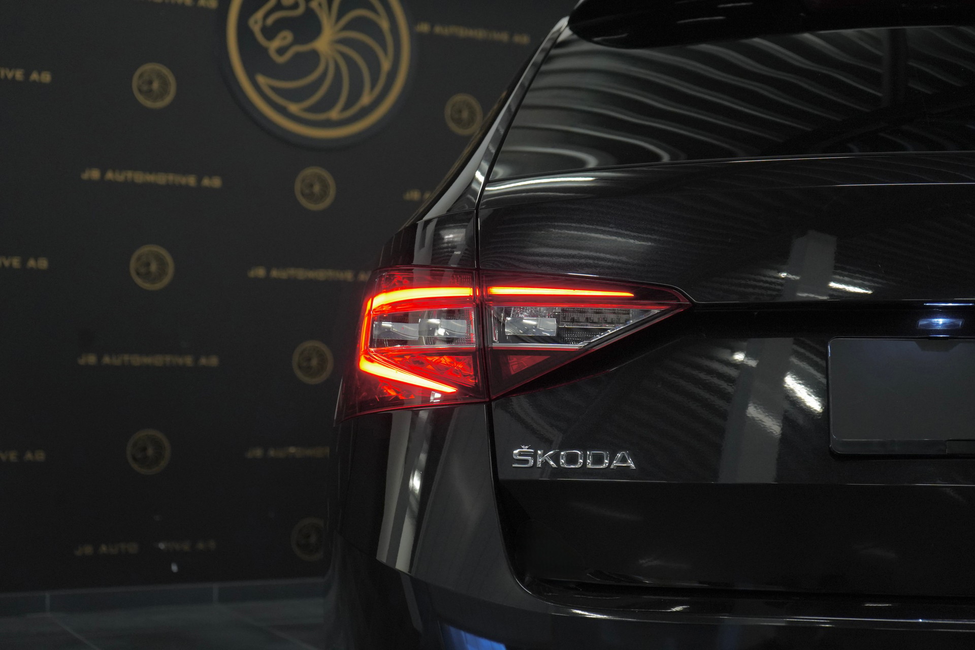 SKODA Superb Combi 2.0 TSI Ambition DSG 4x4-image-15