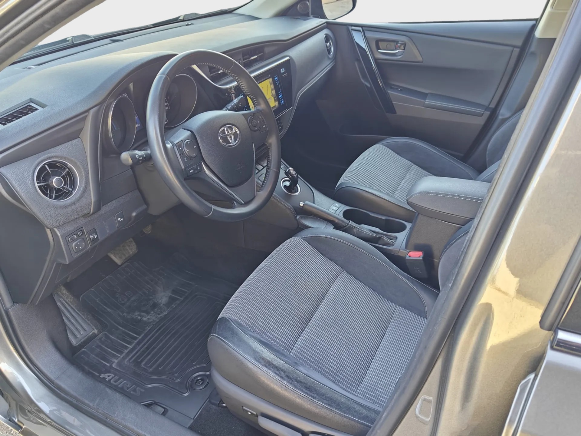 TOYOTA Auris 1.8 HSD Terra e-CVT-image-7