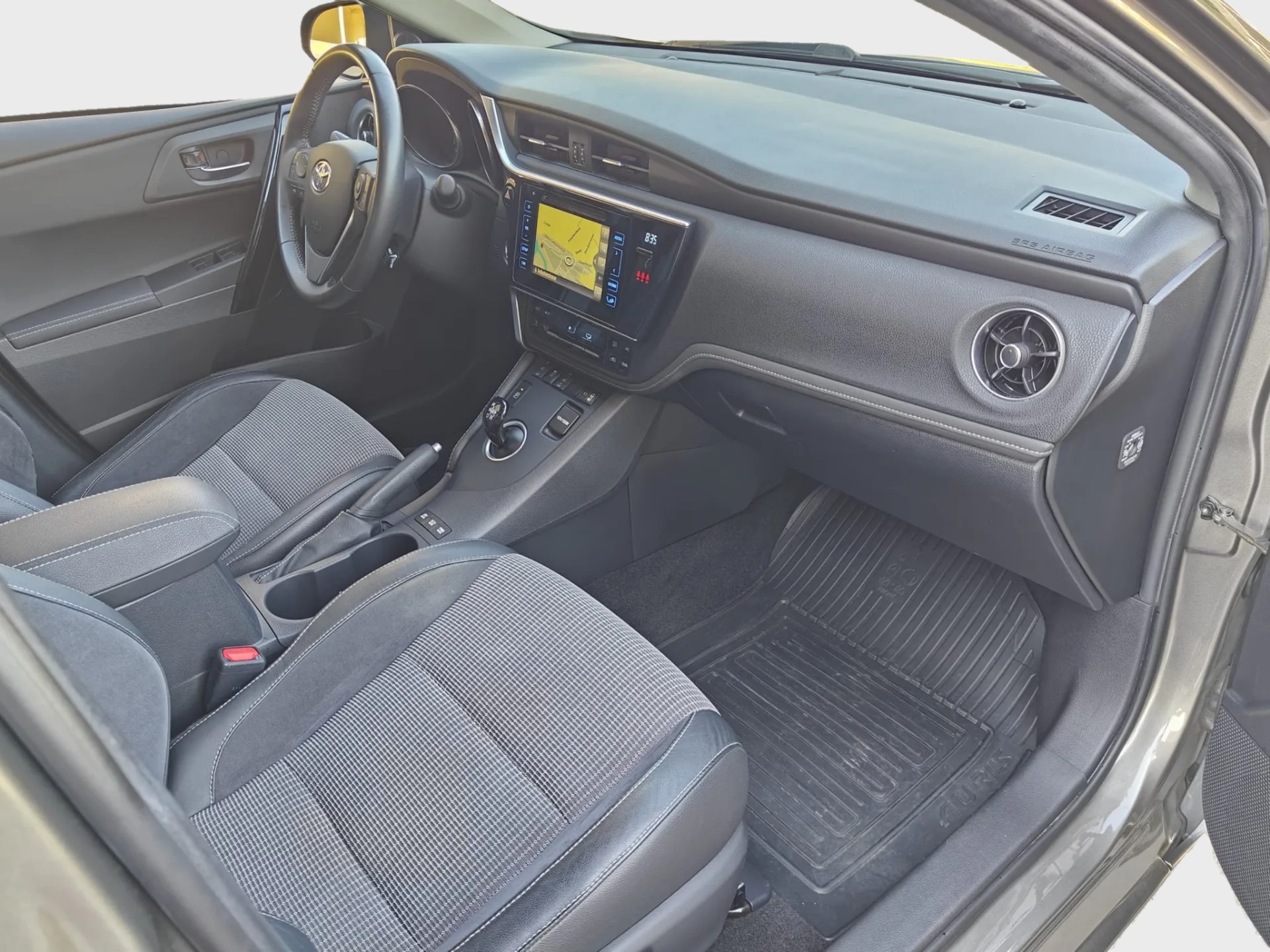 TOYOTA Auris 1.8 HSD Terra e-CVT-image-12
