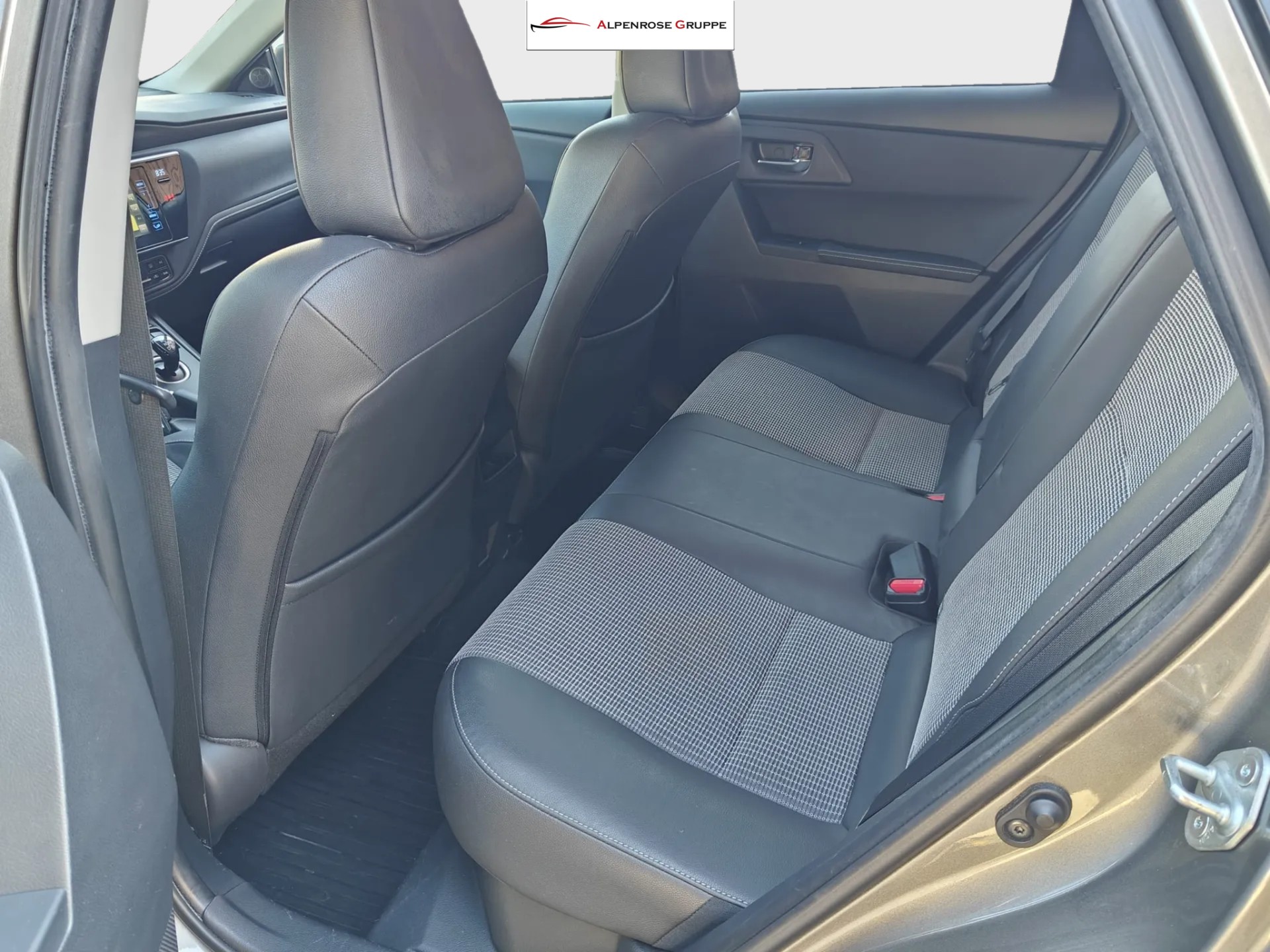 TOYOTA Auris 1.8 HSD Terra e-CVT-image-13