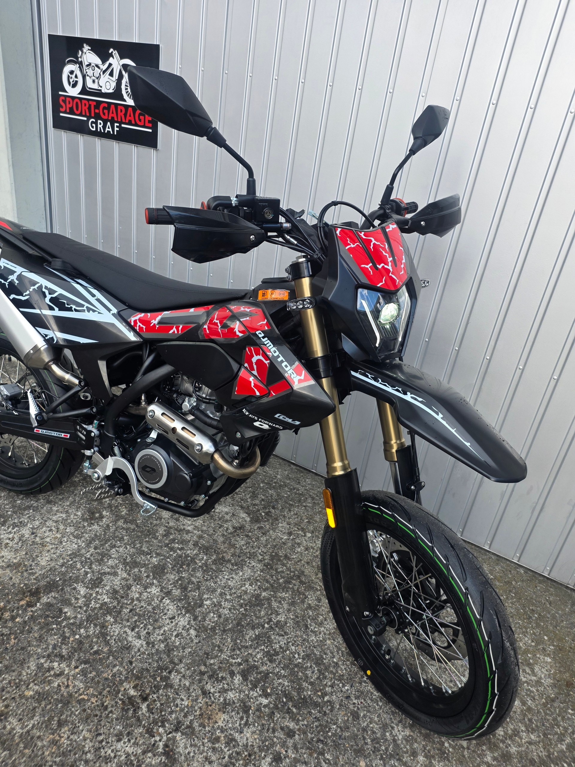 QJ COV 125 Supermoto-showroom-element-1