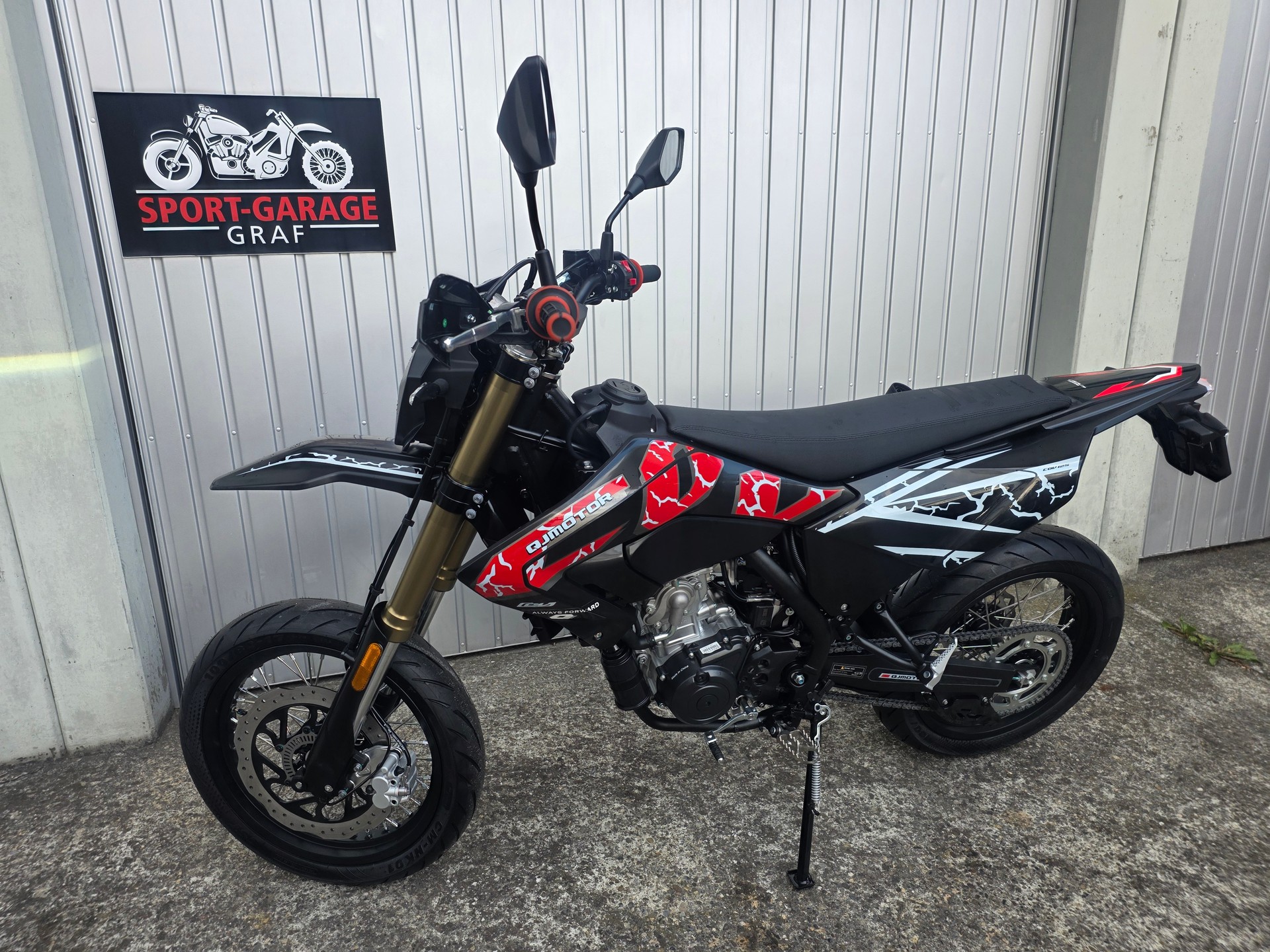 QJ COV 125 Supermoto-showroom-element-2