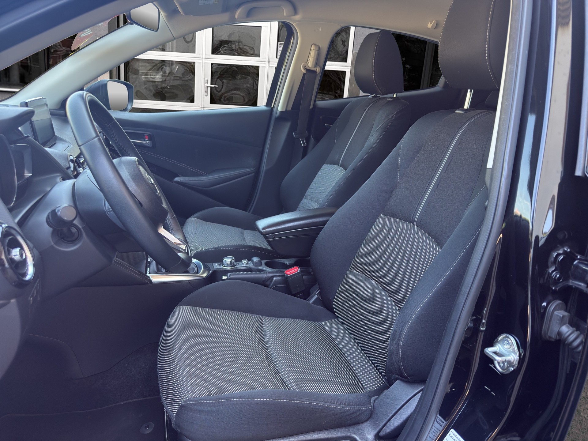MAZDA 2 SKYACTIV-G 115 Revolution-image-13