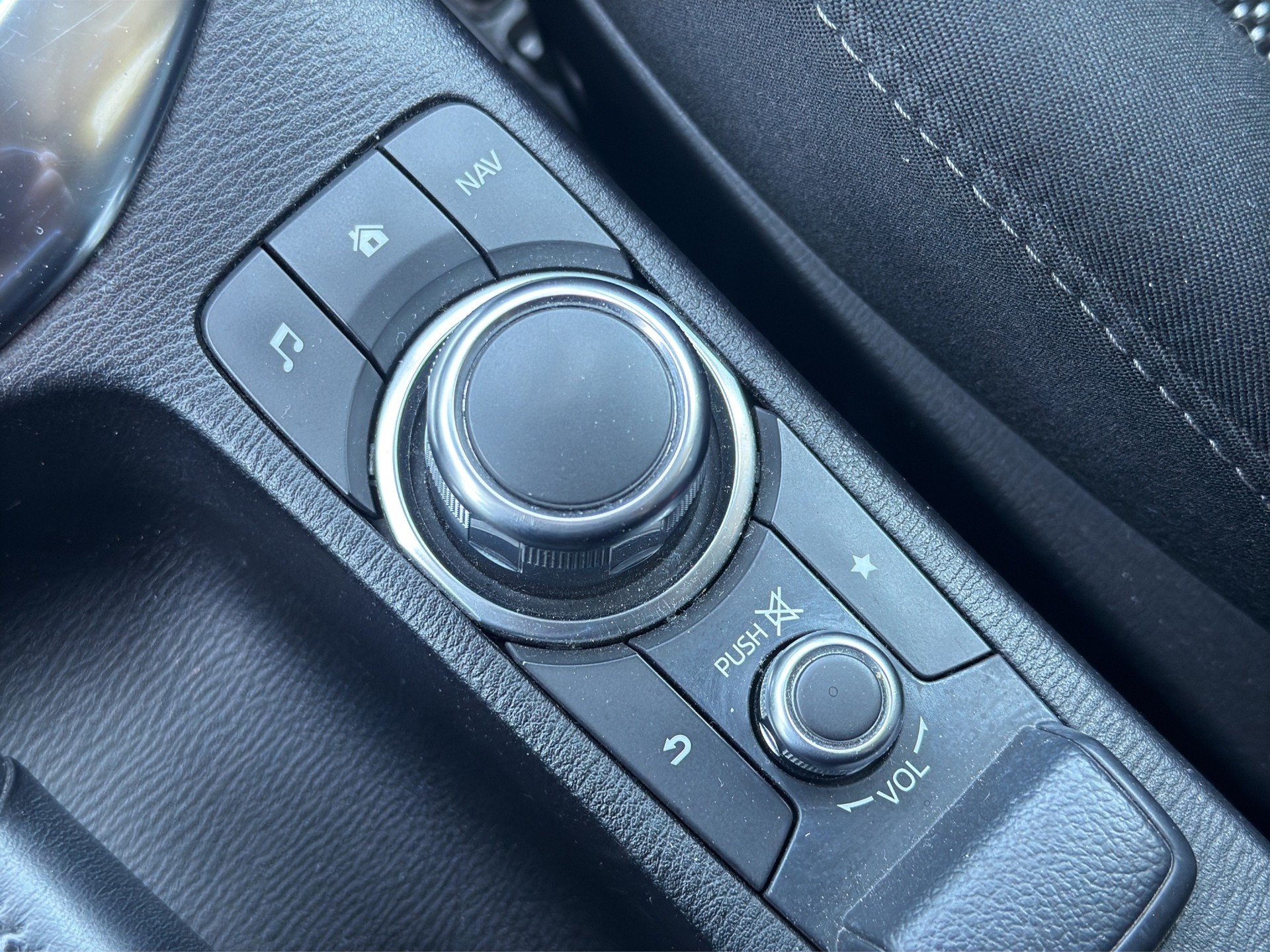 MAZDA 2 SKYACTIV-G 115 Revolution-image-26