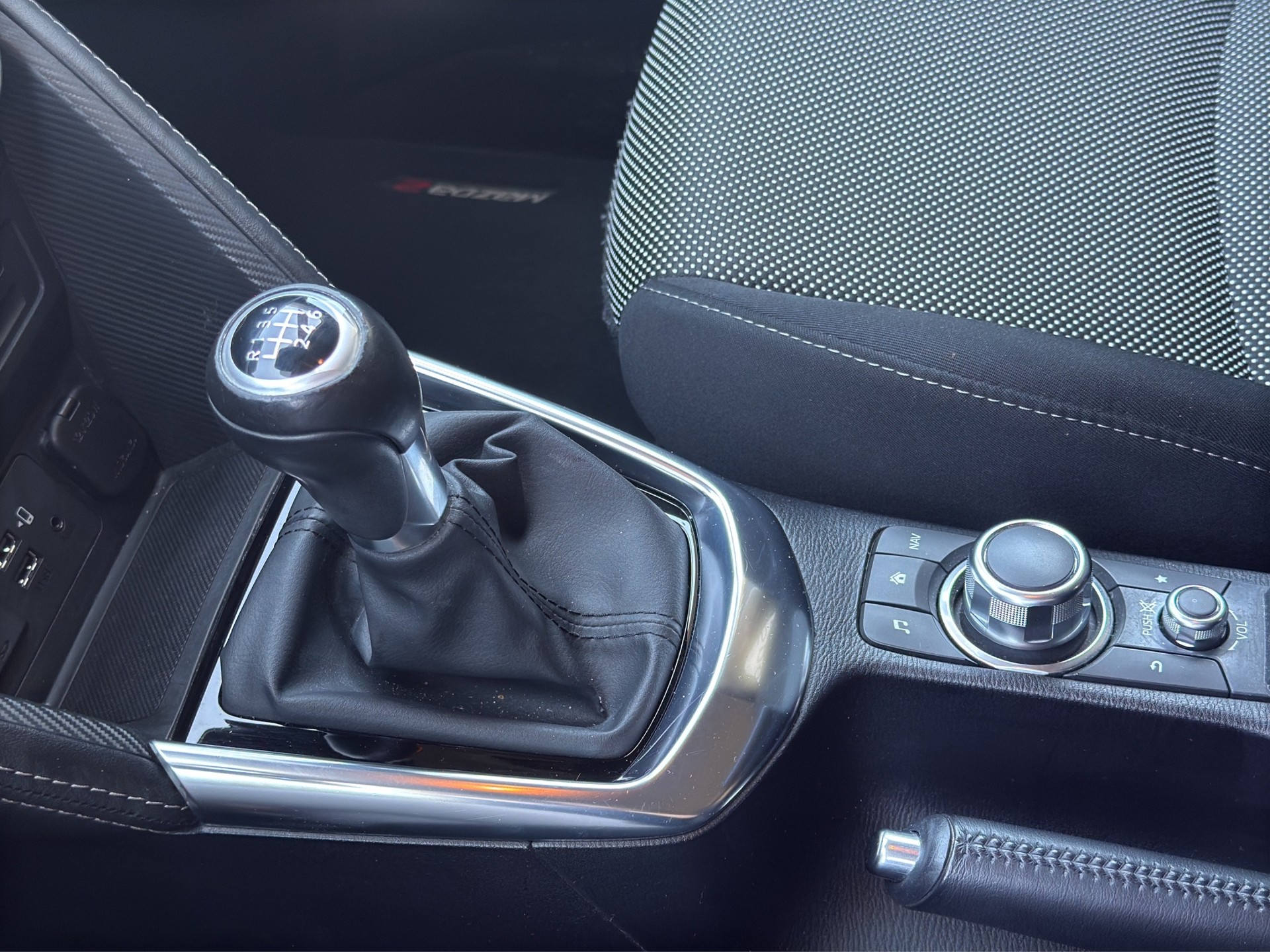 MAZDA 2 SKYACTIV-G 115 Revolution-image-25