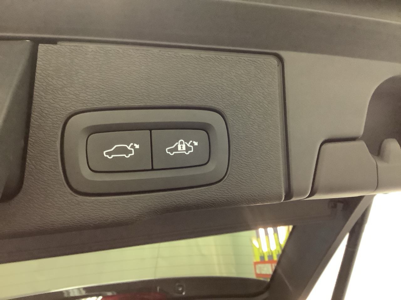 VOLVO XC60 B4 Diesel Mild Hybrid AWD R-Design Geartronic-image-10