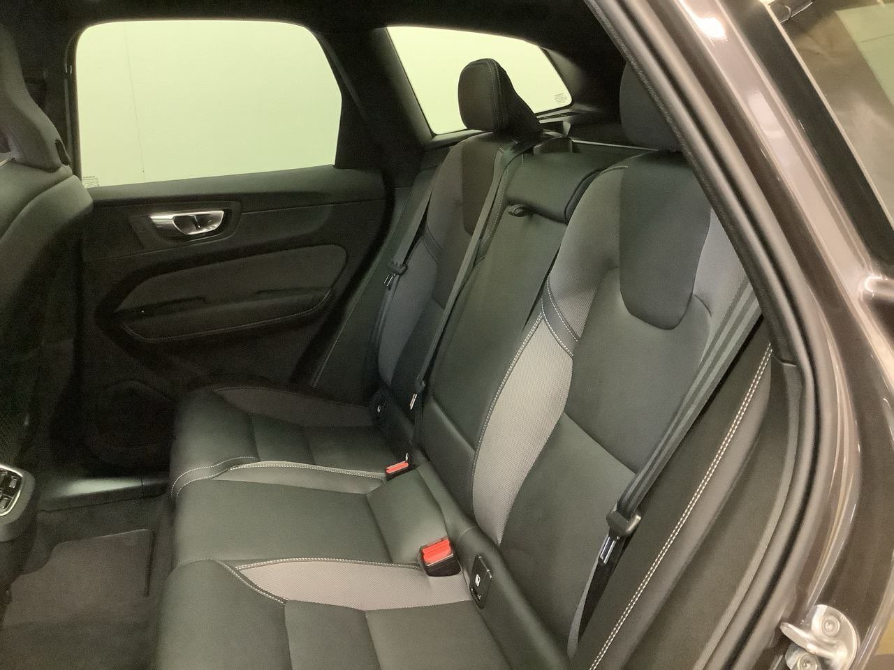 VOLVO XC60 B4 Diesel Mild Hybrid AWD R-Design Geartronic-image-9