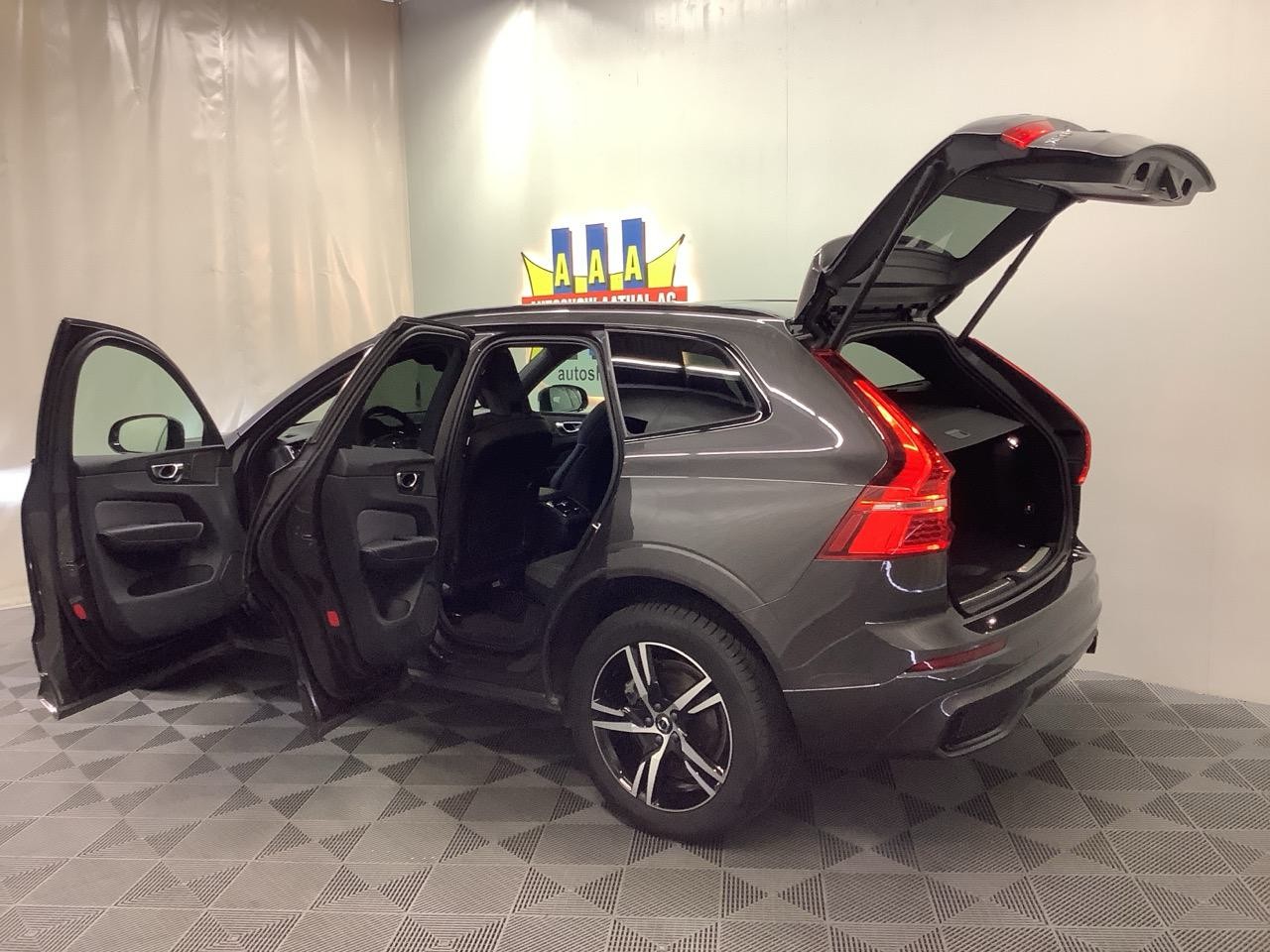 VOLVO XC60 B4 Diesel Mild Hybrid AWD R-Design Geartronic-image-11
