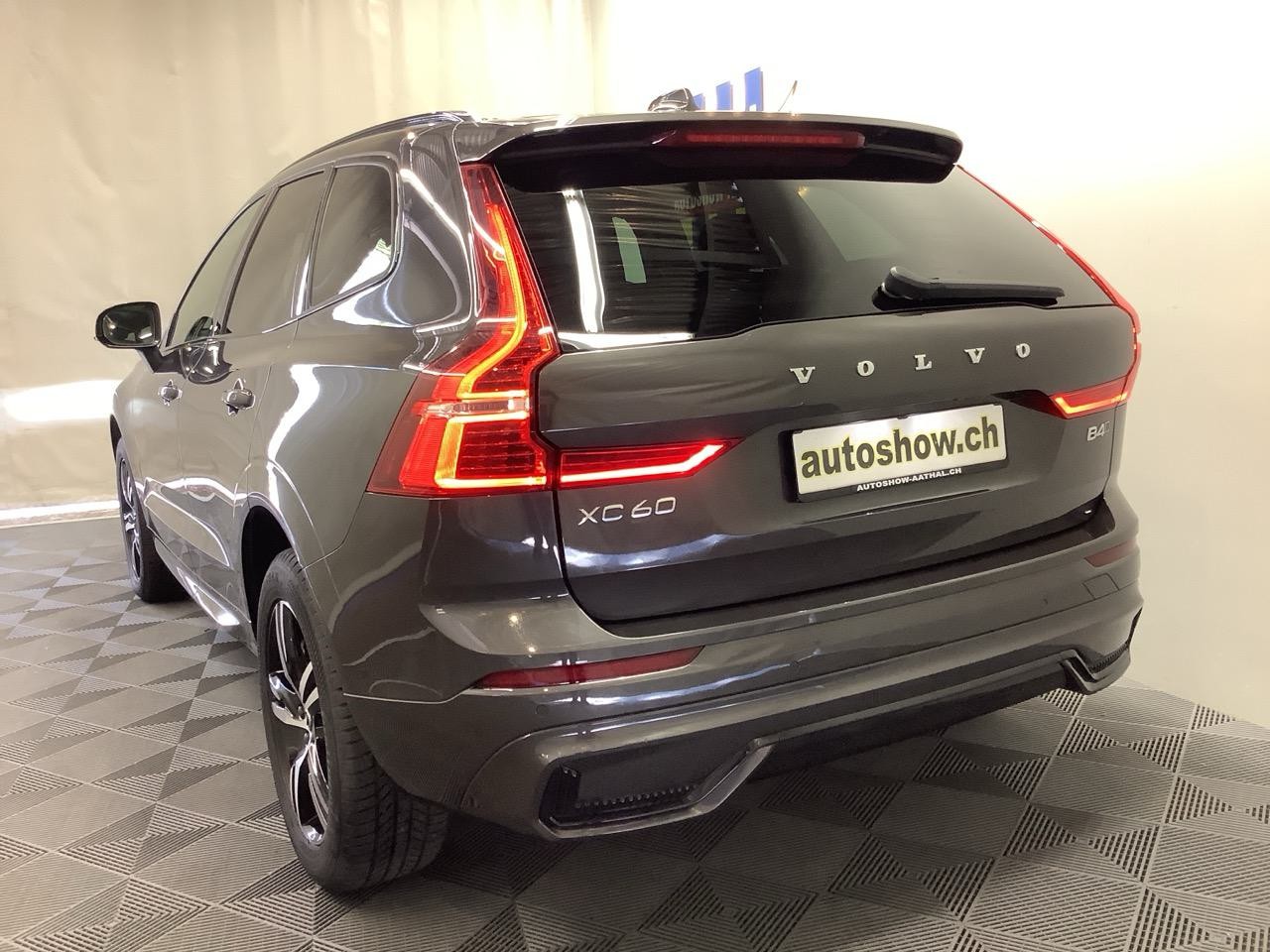 VOLVO XC60 B4 Diesel Mild Hybrid AWD R-Design Geartronic-image-12