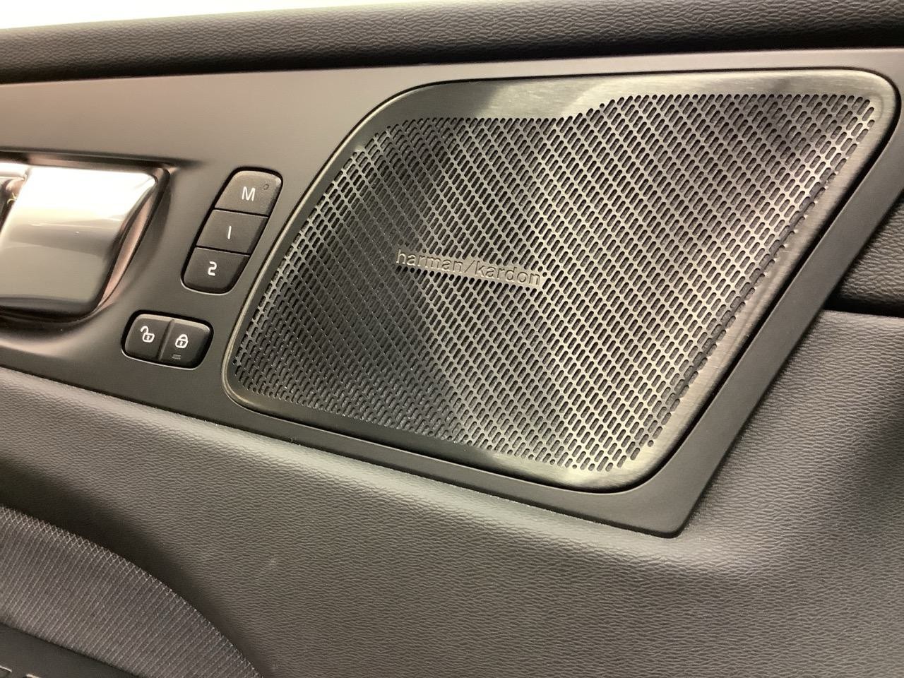 VOLVO XC60 B4 Diesel Mild Hybrid AWD R-Design Geartronic-image-6