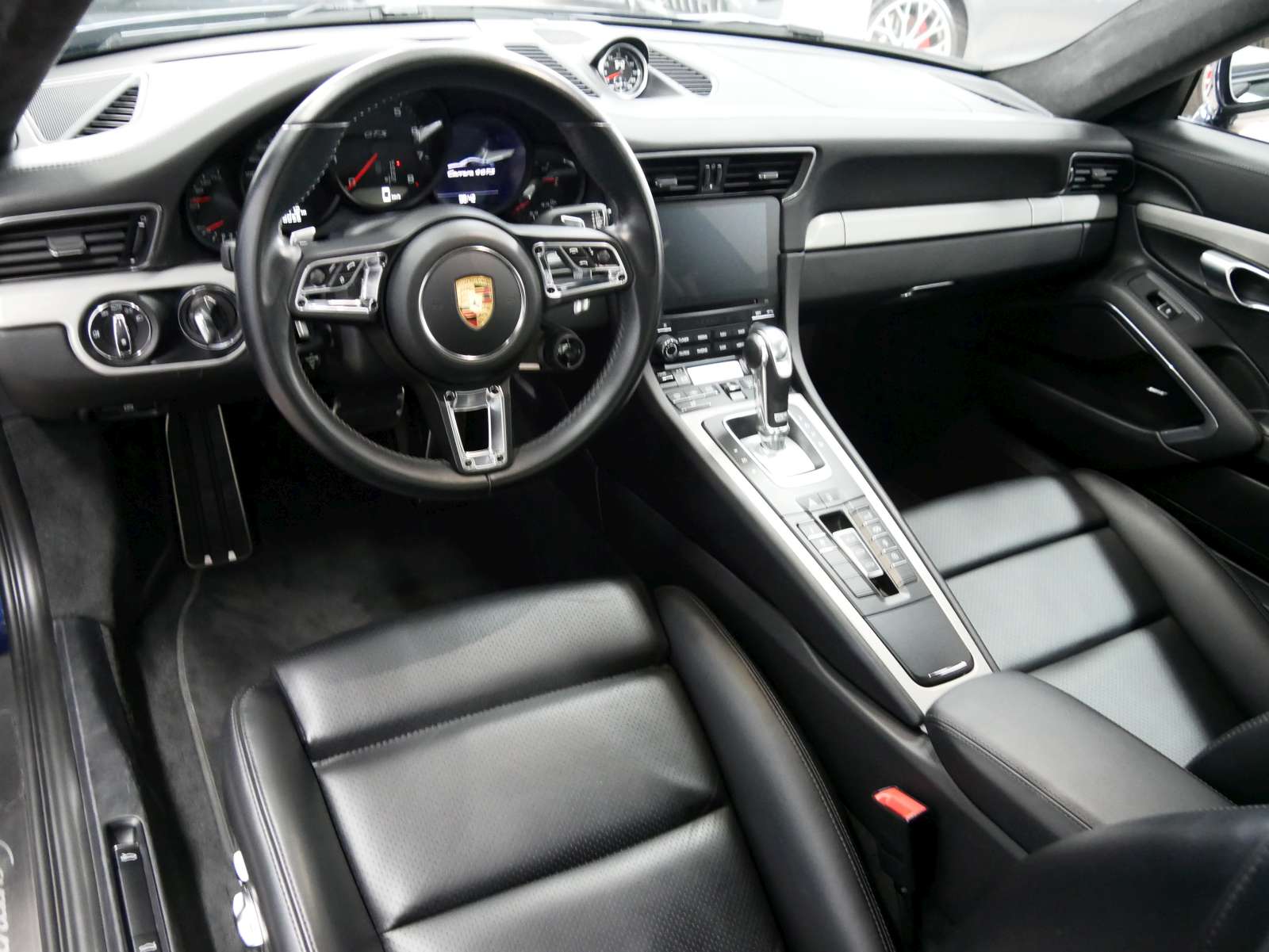PORSCHE 911 Carrera 4 GTS PDK-image-9