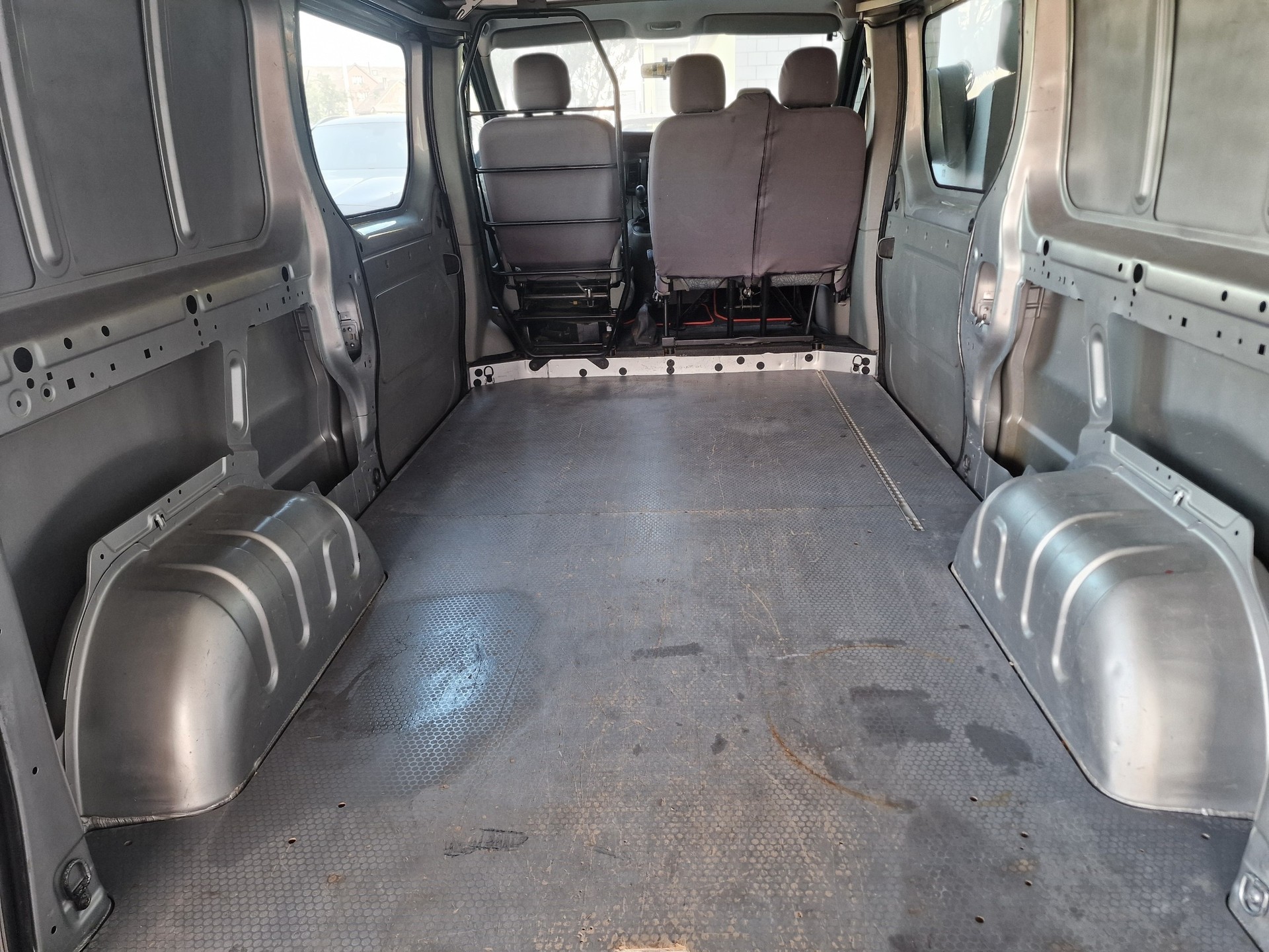 RENAULT Trafic 2.5 dCi 2.9t L1H1 12Mt Gara MFK Neu-image-18