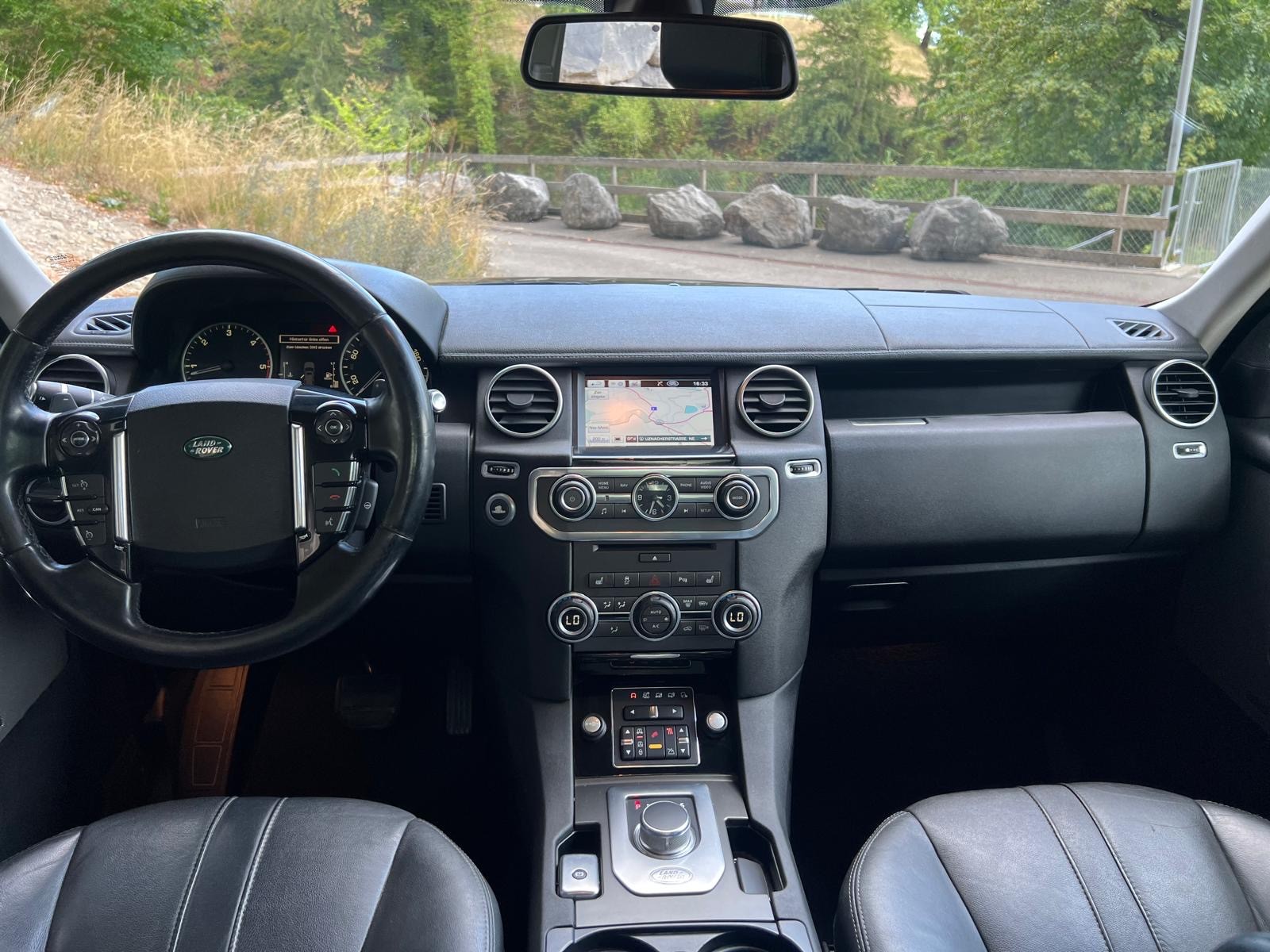 LAND ROVER Discovery 3.0 SDV6 SE Automatic-image-6