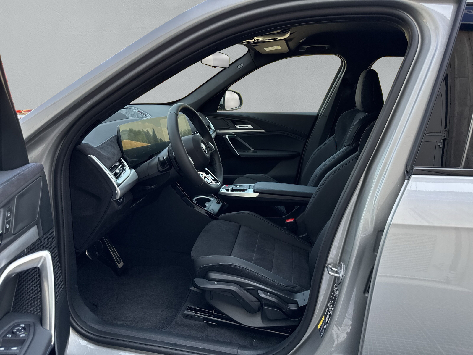 BMW iX1 xDrive 30 M Sport-image-11