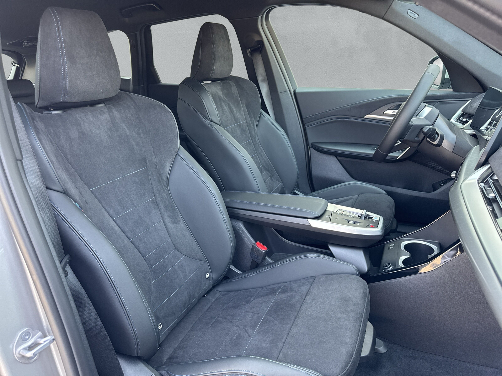 BMW iX1 xDrive 30 M Sport-image-12