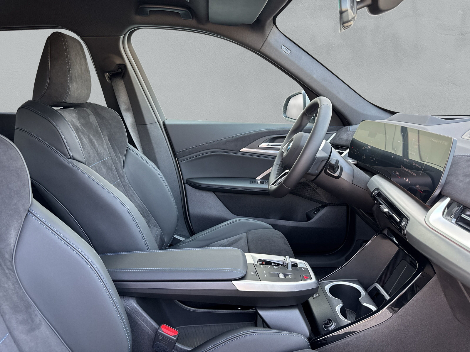 BMW iX1 xDrive 30 M Sport-image-13