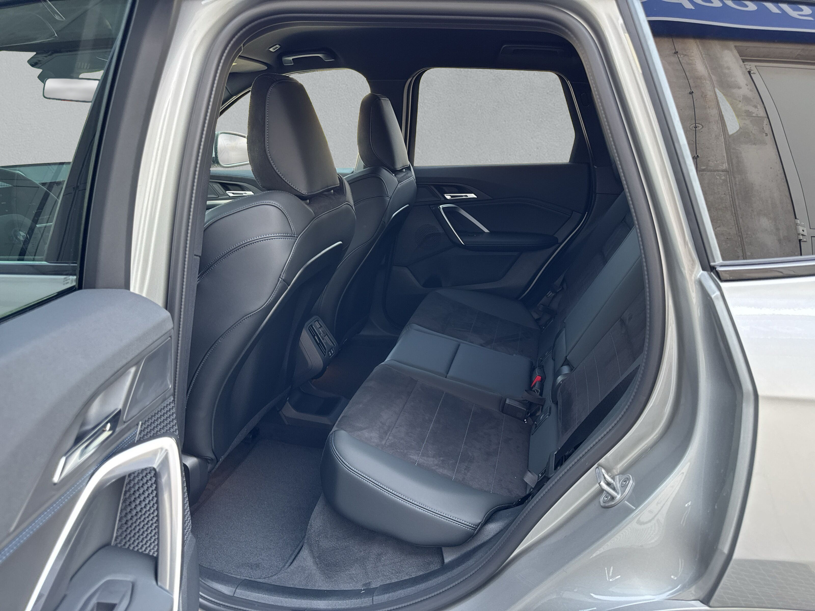 BMW iX1 xDrive 30 M Sport-image-15