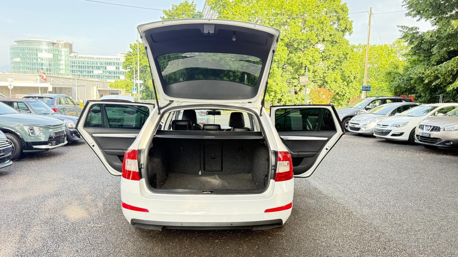 SKODA Octavia Combi 2.0 TDI L&K 4x4 DSG-image-11