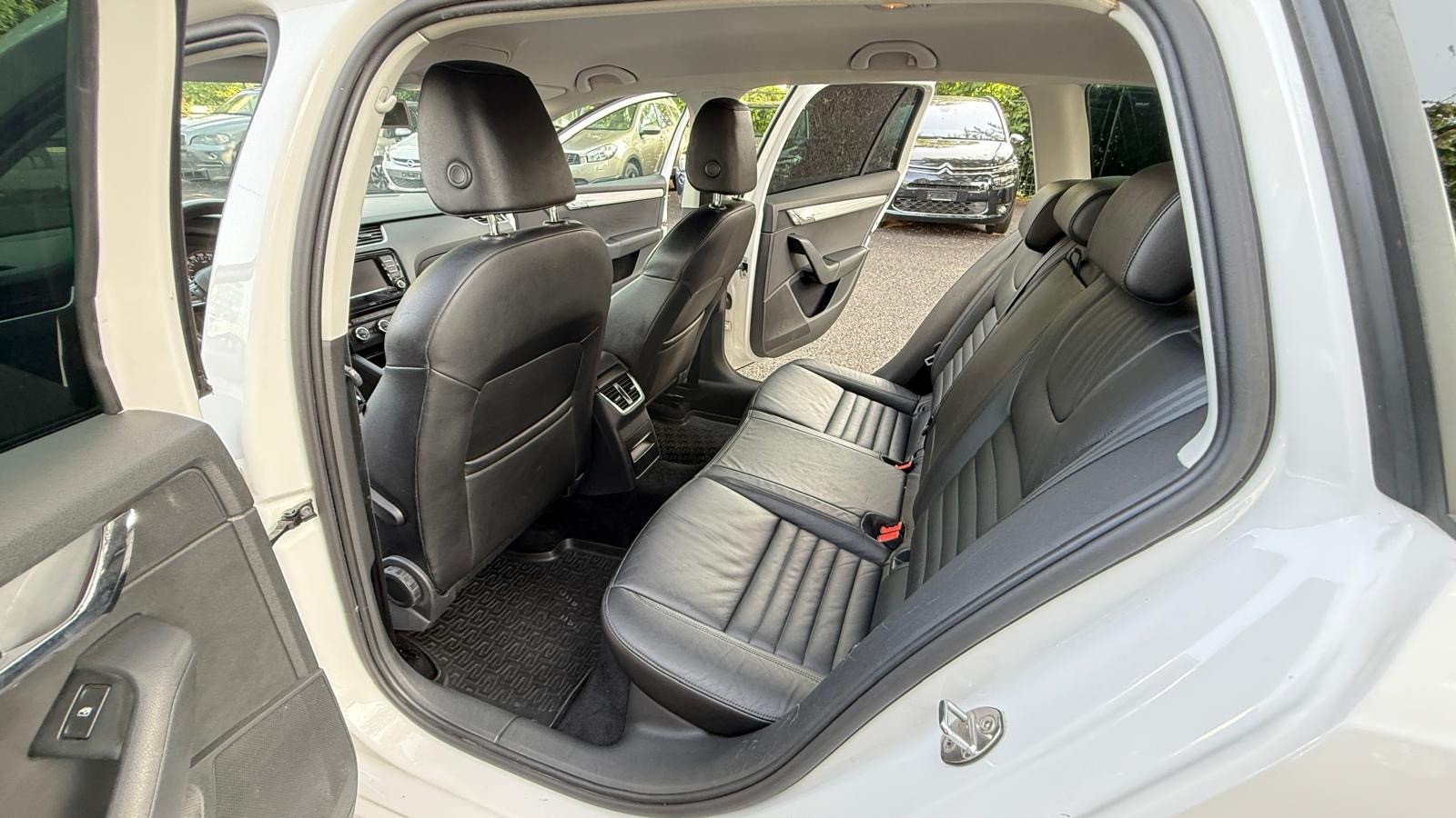 SKODA Octavia Combi 2.0 TDI L&K 4x4 DSG-image-10