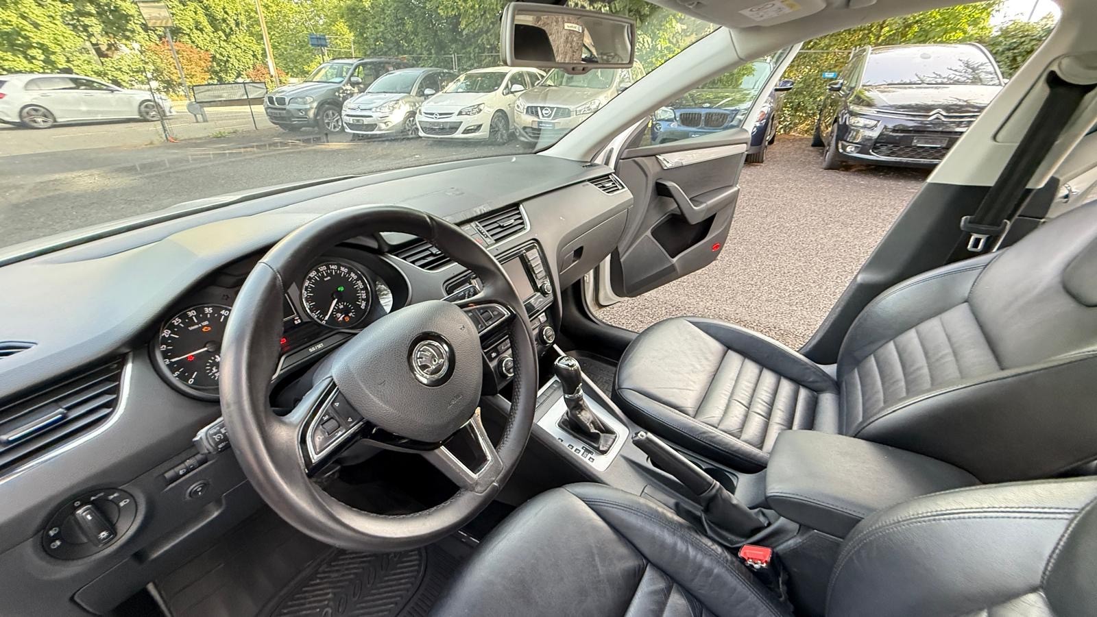 SKODA Octavia Combi 2.0 TDI L&K 4x4 DSG-image-9