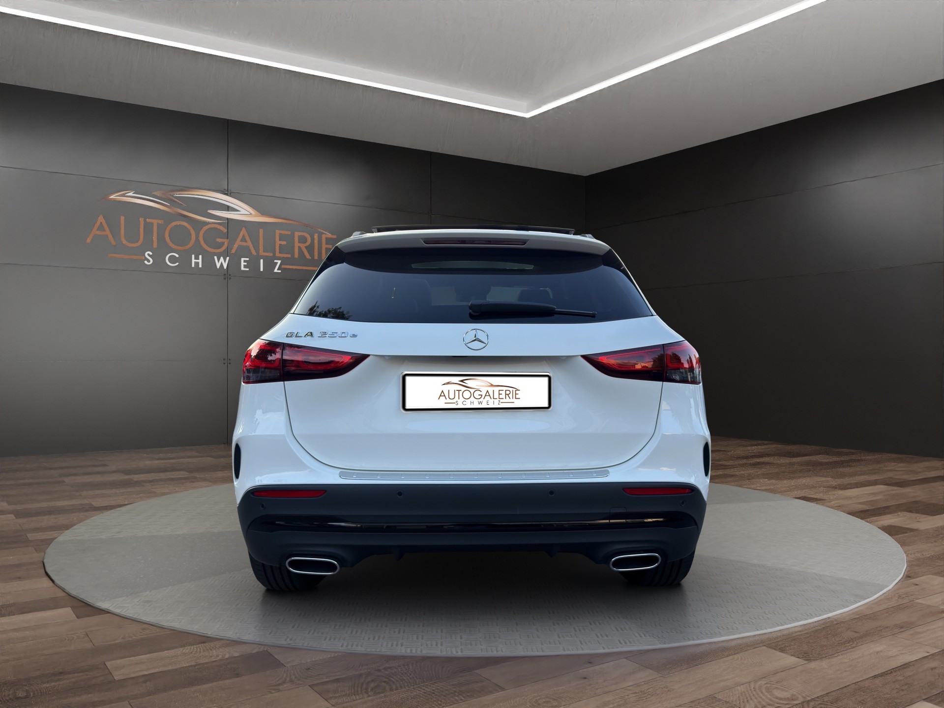 MERCEDES-BENZ GLA 250e AMG Line 8G-DCT | CH | MSI+ Garantie 01/2027 | Gratis Service | WIE NEU | Pano | AHK |-showroom-element-3