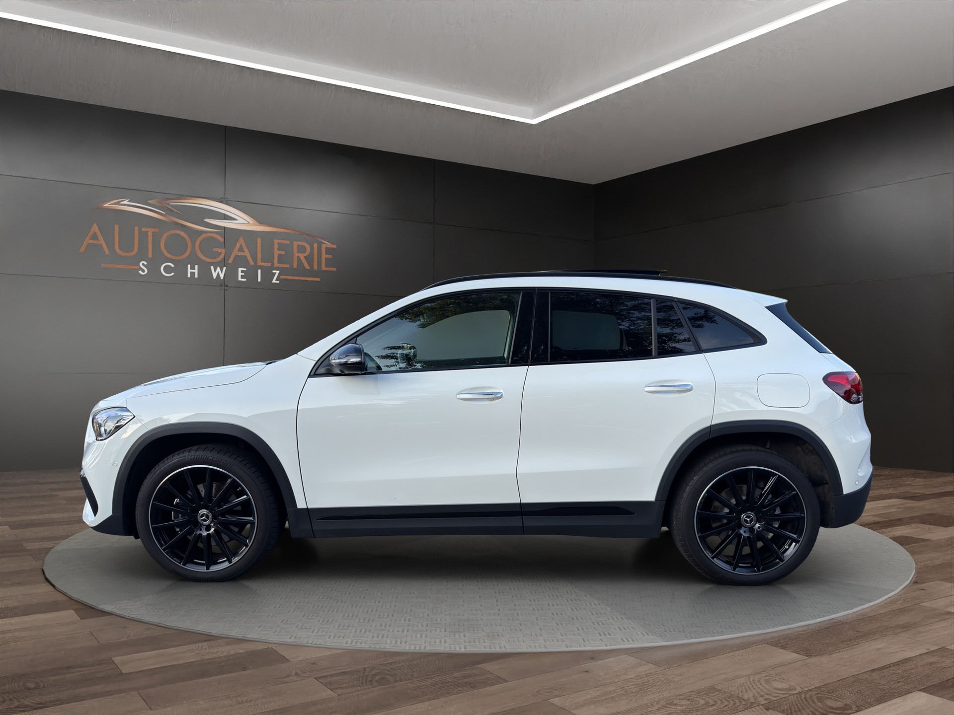 MERCEDES-BENZ GLA 250e AMG Line 8G-DCT | CH | MSI+ Garantie 01/2027 | Gratis Service | WIE NEU | Pano | AHK |-showroom-element-1