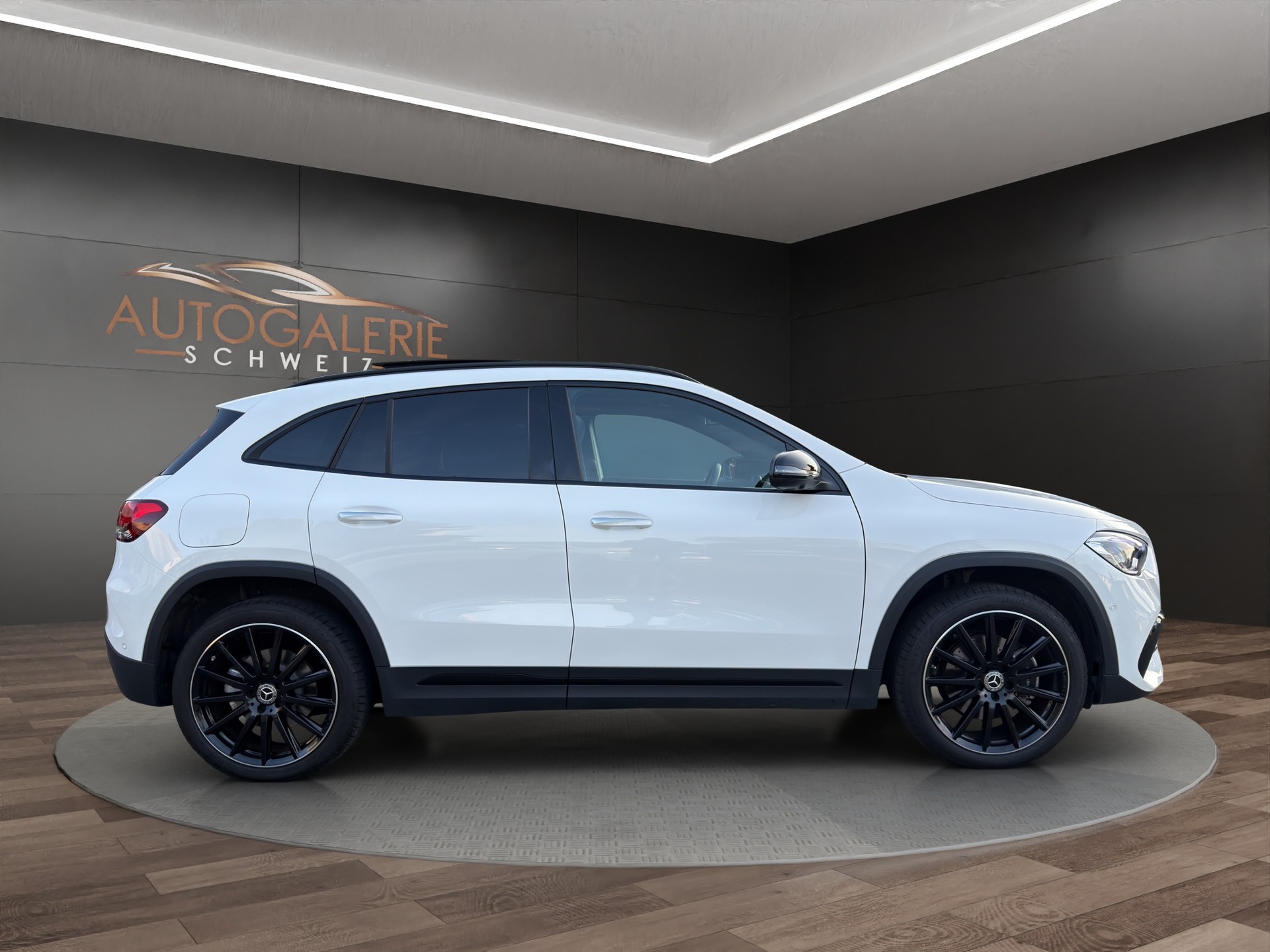 MERCEDES-BENZ GLA 250e AMG Line 8G-DCT | CH | MSI+ Garantie 01/2027 | Gratis Service | WIE NEU | Pano | AHK |-image-5