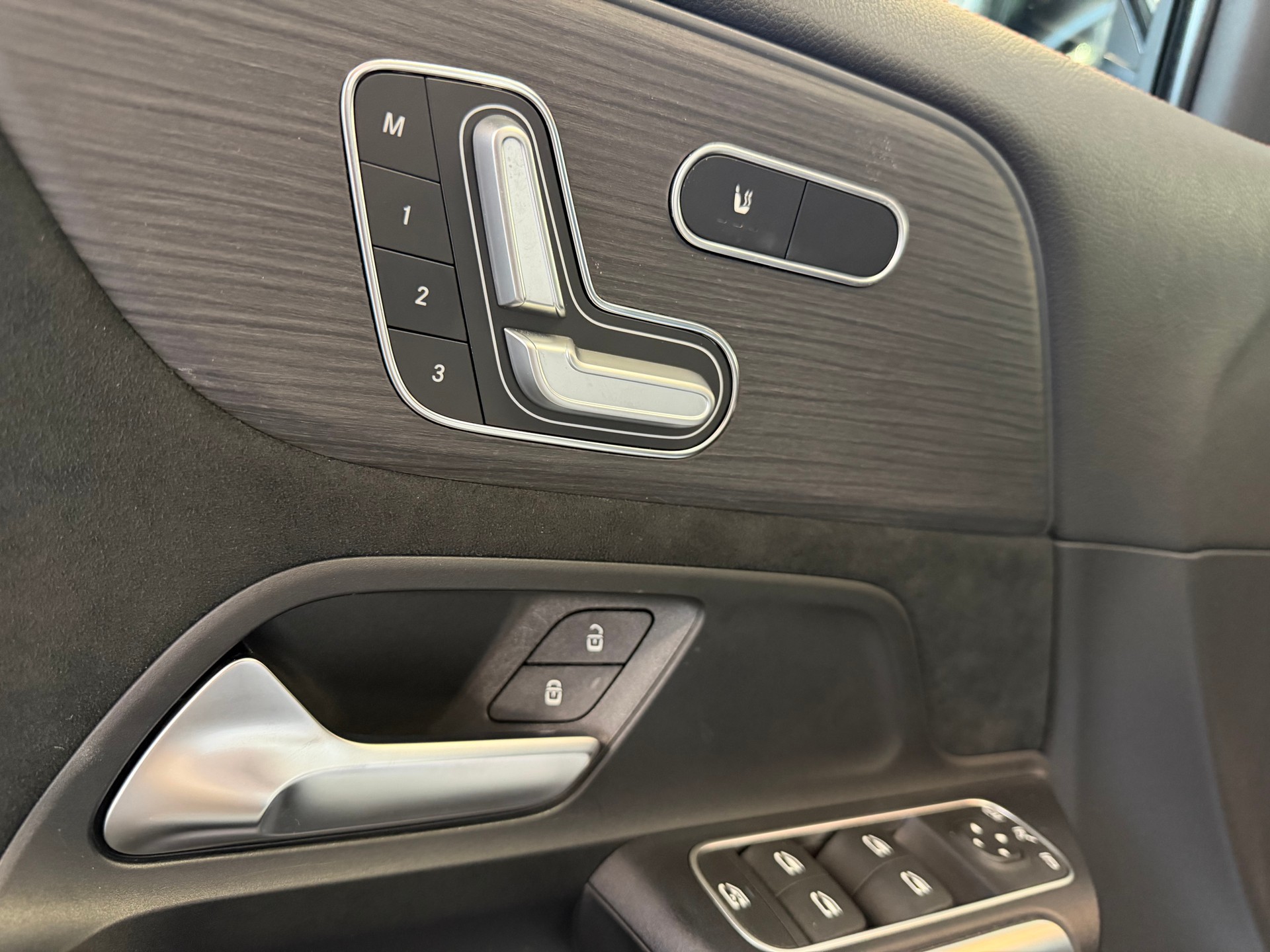 MERCEDES-BENZ GLA 250e AMG Line 8G-DCT | CH | MSI+ Garantie 01/2027 | Gratis Service | WIE NEU | Pano | AHK |-image-12