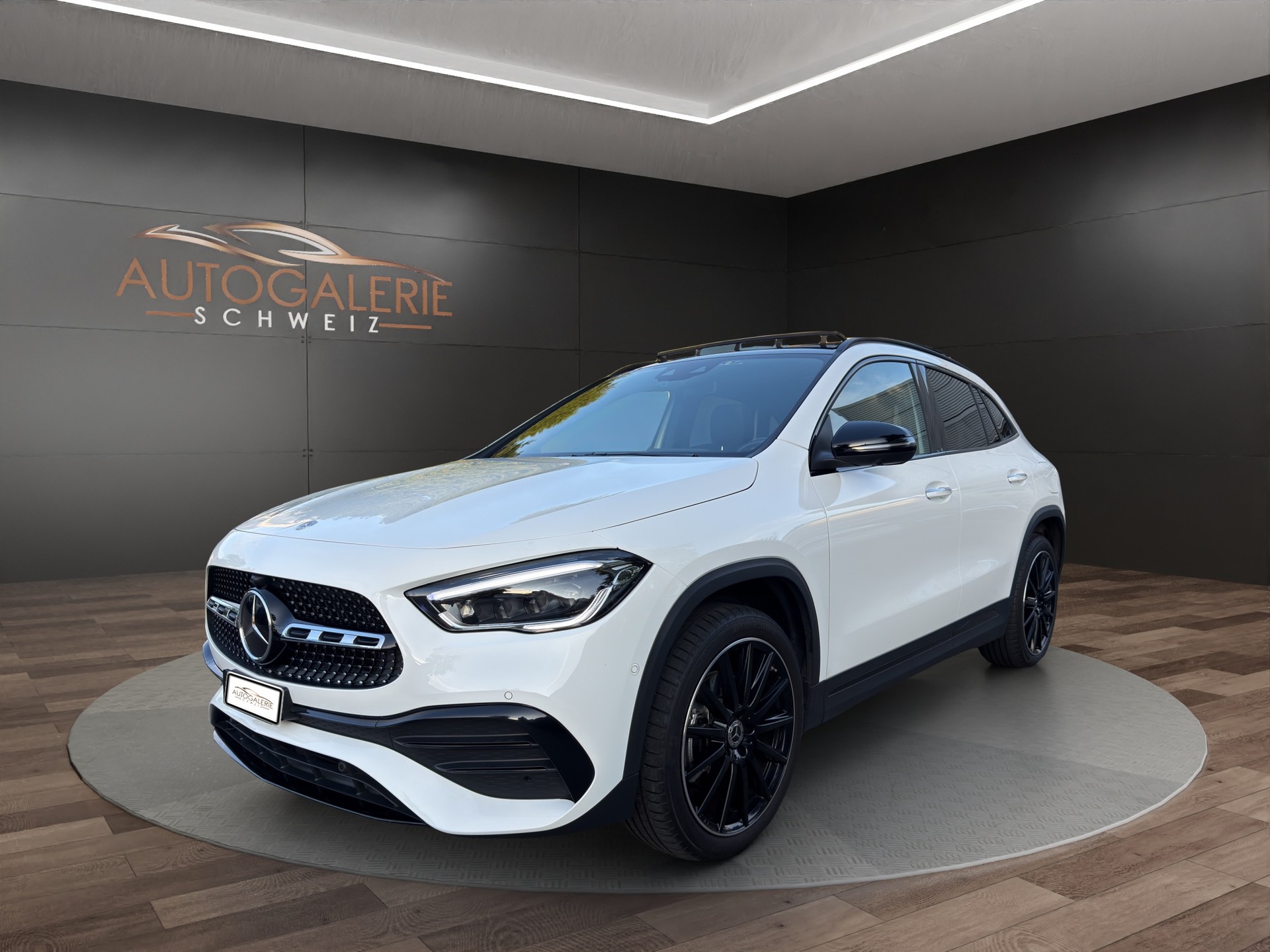 MERCEDES-BENZ GLA 250e AMG Line 8G-DCT | CH | MSI+ Garantie 01/2027 | Gratis Service | WIE NEU | Pano | AHK |