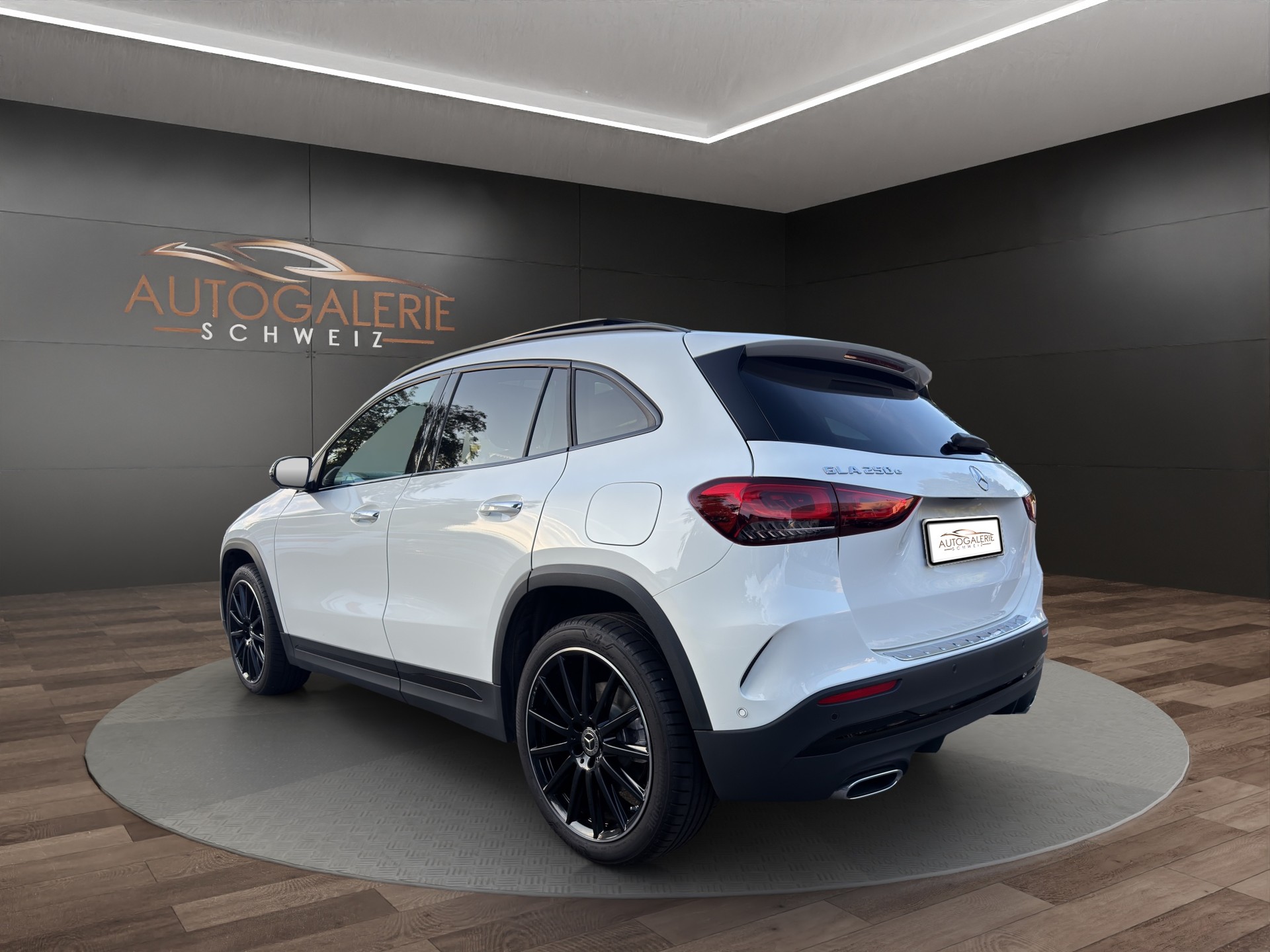 MERCEDES-BENZ GLA 250e AMG Line 8G-DCT | CH | MSI+ Garantie 01/2027 | Gratis Service | WIE NEU | Pano | AHK |-showroom-element-2