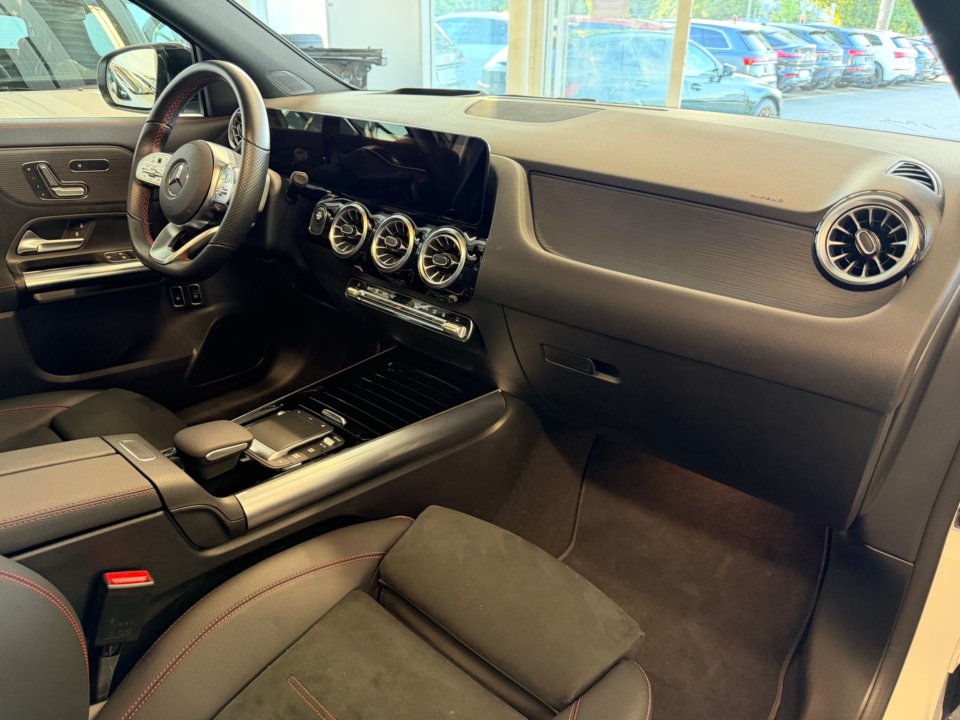 MERCEDES-BENZ GLA 250e AMG Line 8G-DCT | CH | MSI+ Garantie 01/2027 | Gratis Service | WIE NEU | Pano | AHK |-image-33