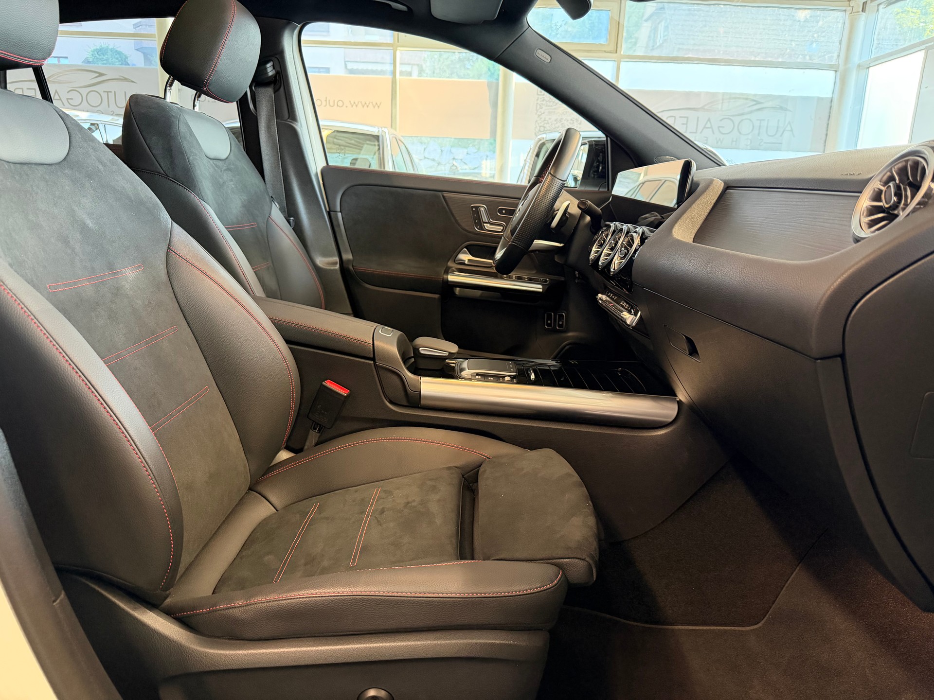 MERCEDES-BENZ GLA 250e AMG Line 8G-DCT | CH | MSI+ Garantie 01/2027 | Gratis Service | WIE NEU | Pano | AHK |-image-34
