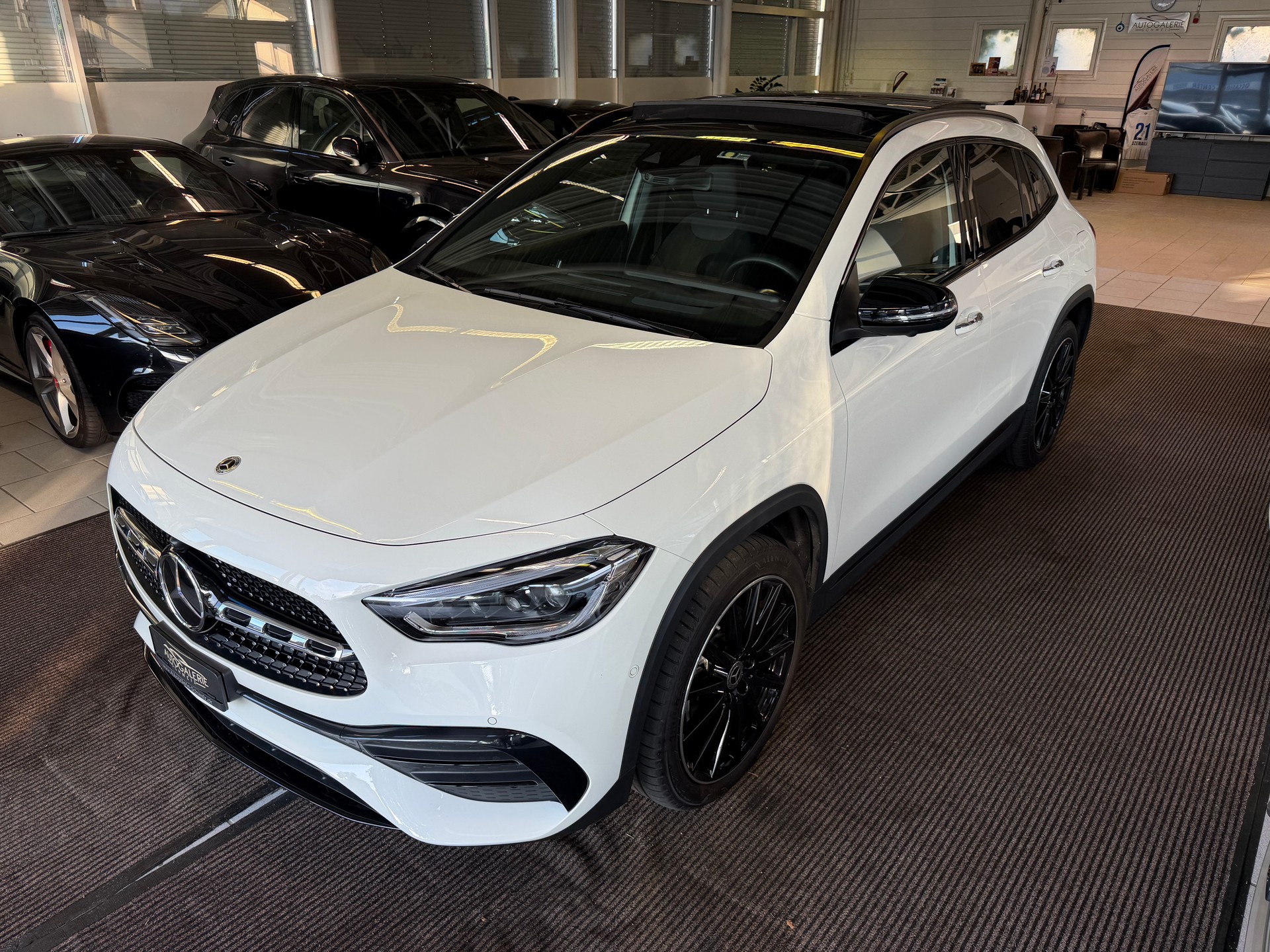 MERCEDES-BENZ GLA 250e AMG Line 8G-DCT | CH | MSI+ Garantie 01/2027 | Gratis Service | WIE NEU | Pano | AHK |-image-9