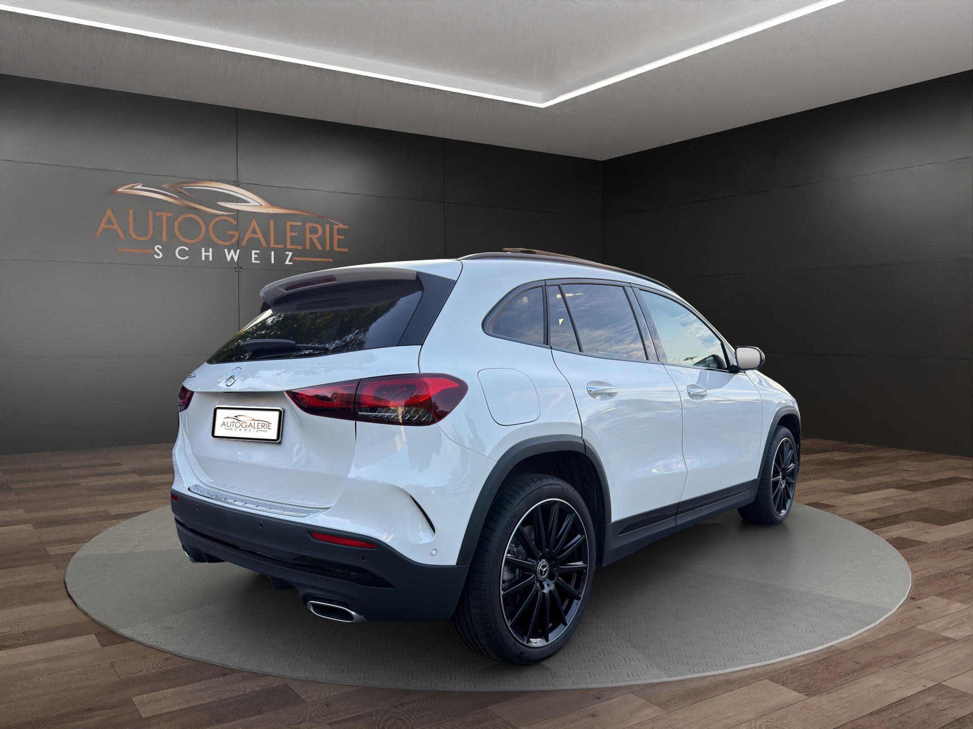 MERCEDES-BENZ GLA 250e AMG Line 8G-DCT | CH | MSI+ Garantie 01/2027 | Gratis Service | WIE NEU | Pano | AHK |-image-4