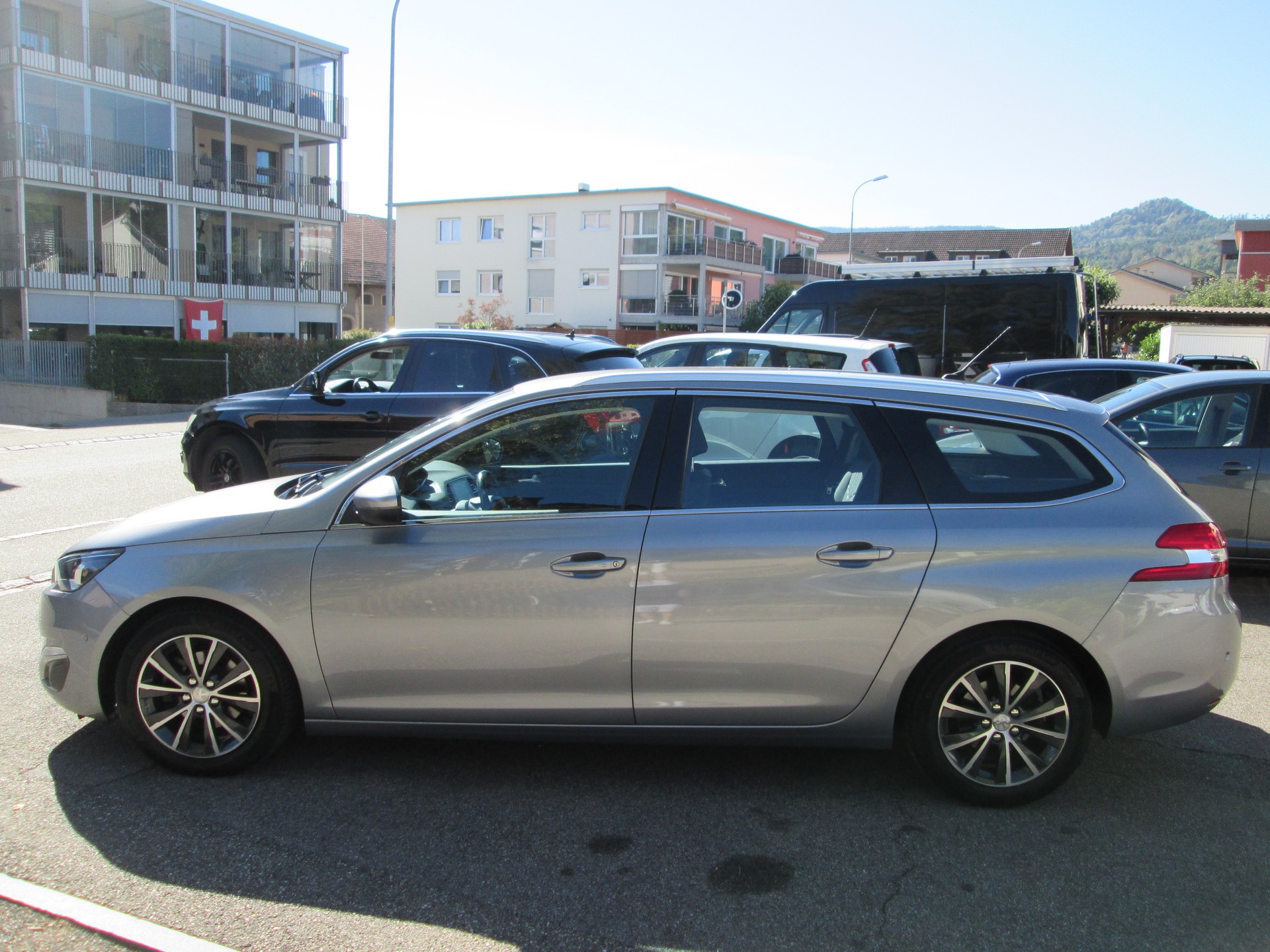 PEUGEOT 308 SW 1.6 BlueHDI Allure-image-1