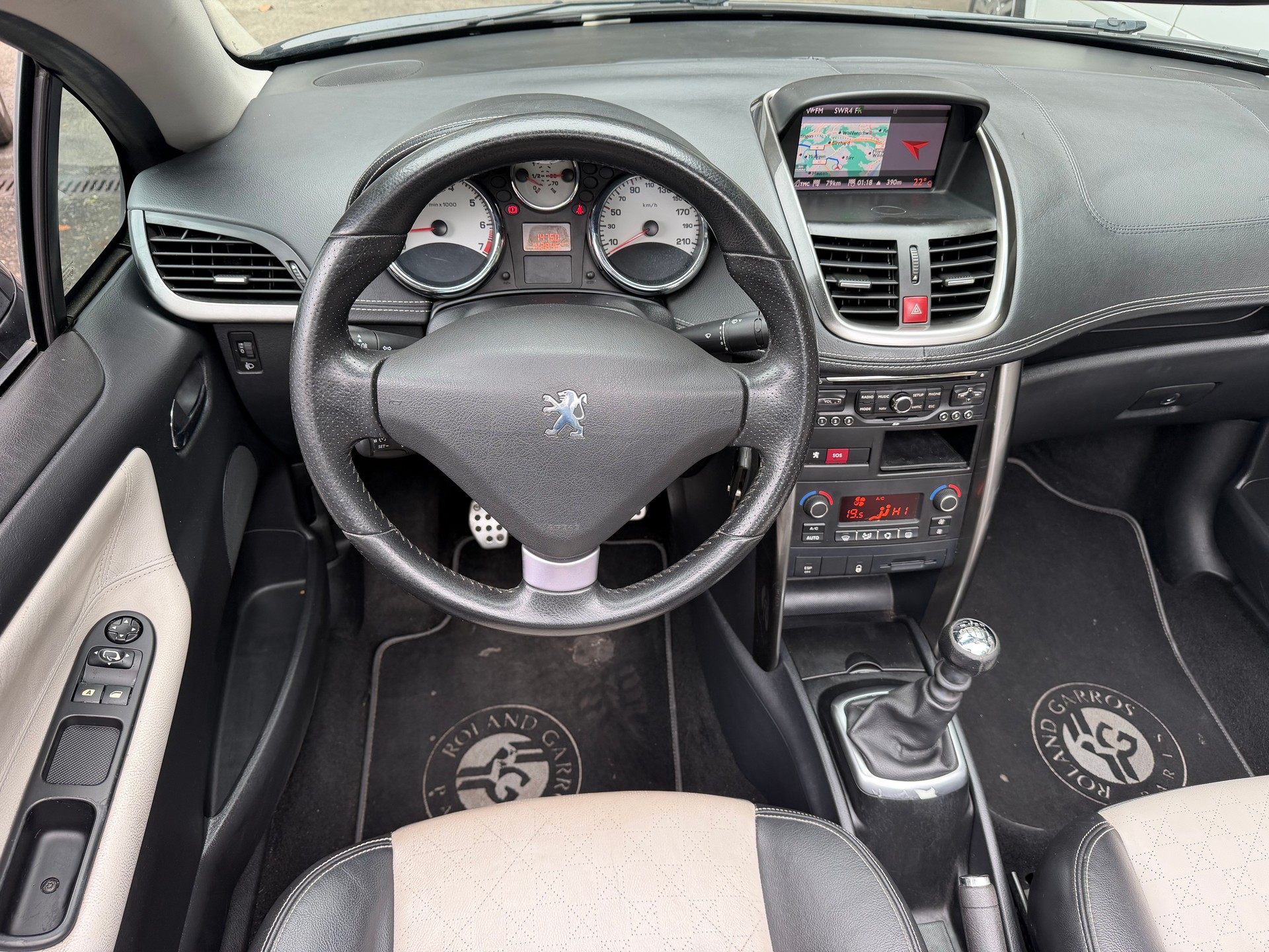 PEUGEOT 207 CC 1.6 16V Turbo Roland Garros-image-5