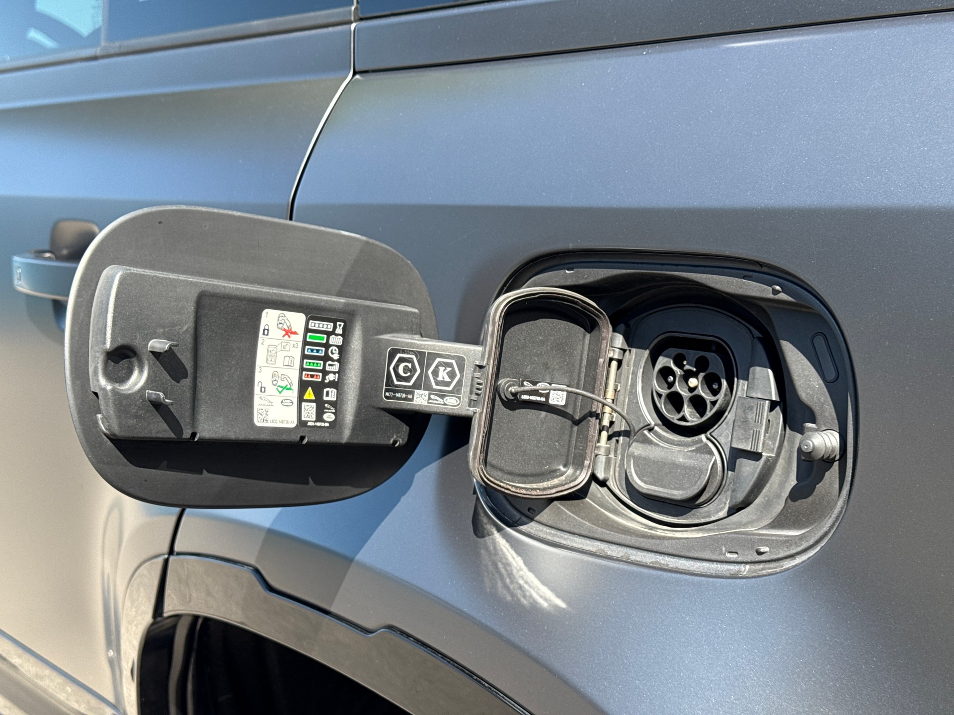 LAND ROVER Defender 110 P400e Si4 PHEV HSE AT8-image-22