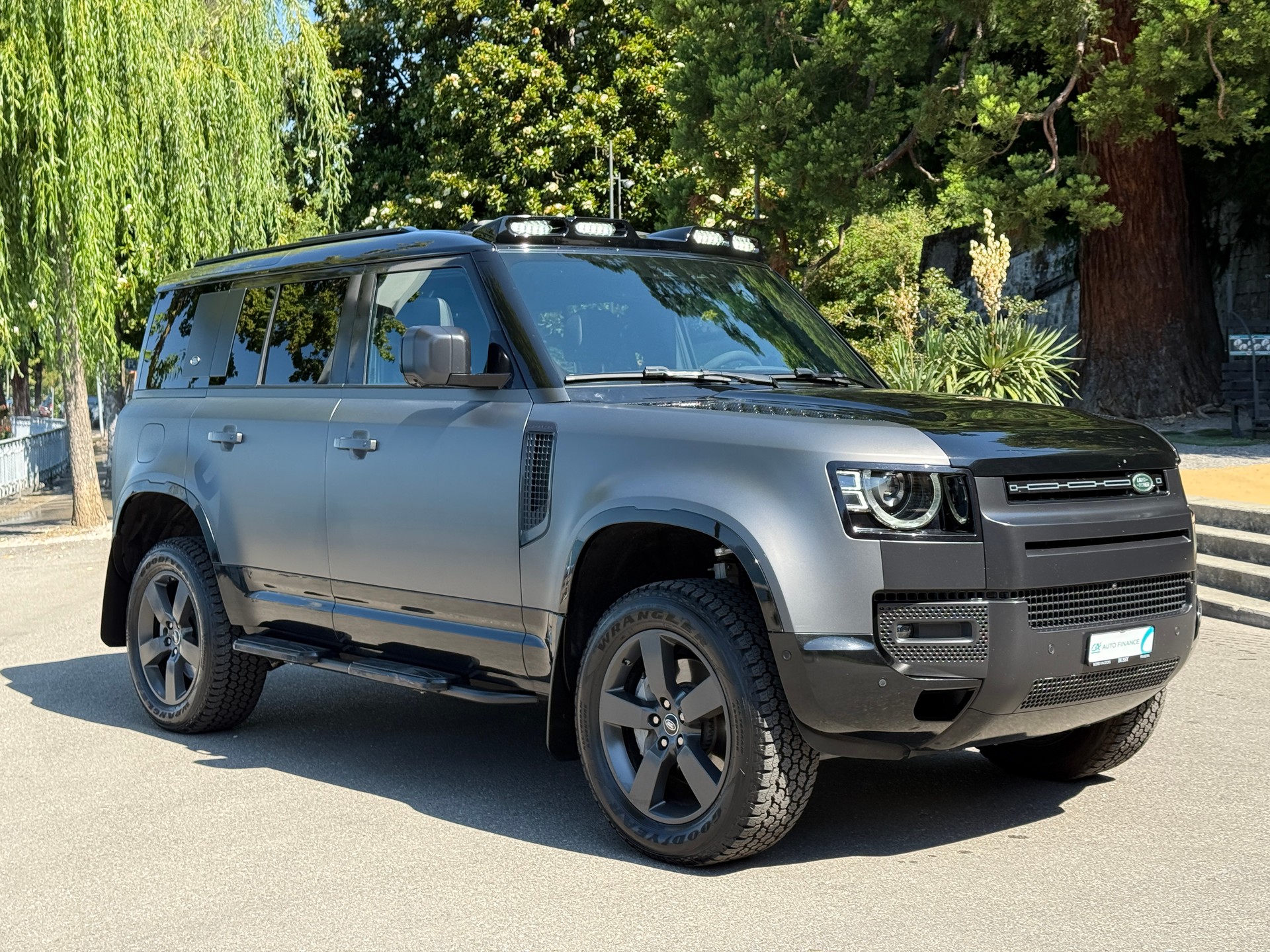 LAND ROVER Defender 110 P400e Si4 PHEV HSE AT8-image-3