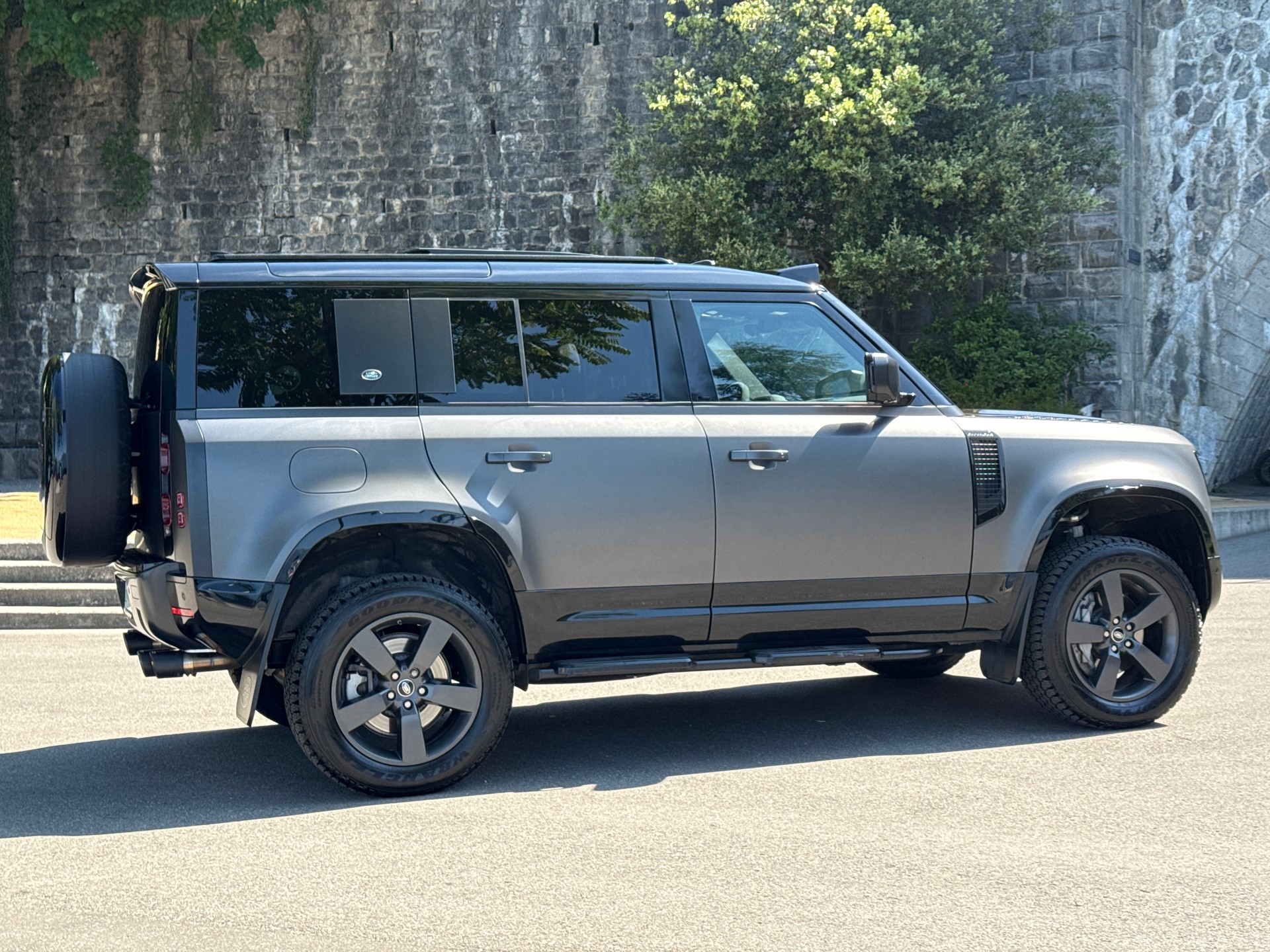 LAND ROVER Defender 110 P400e Si4 PHEV HSE AT8-image-4