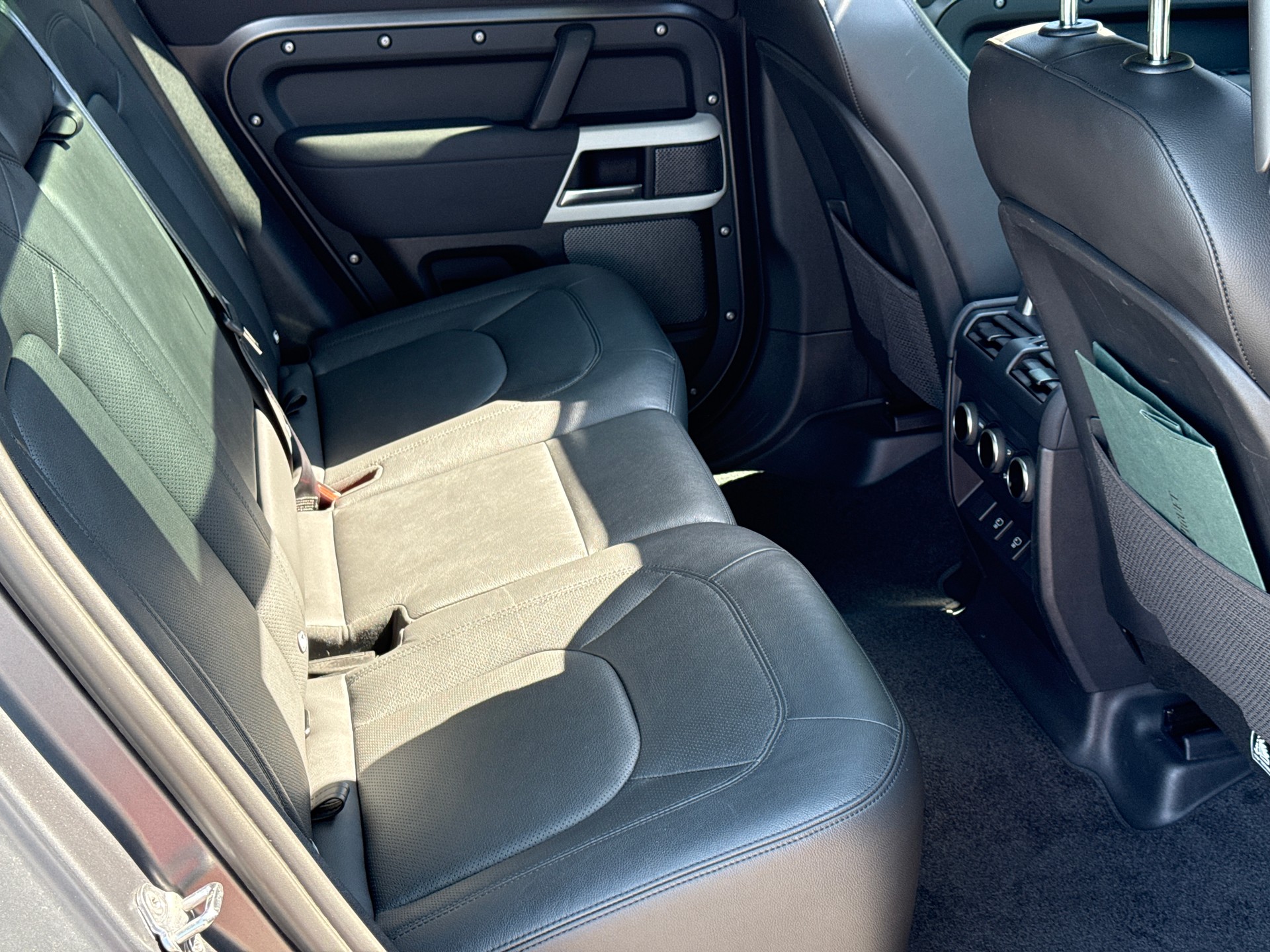 LAND ROVER Defender 110 P400e Si4 PHEV HSE AT8-image-18