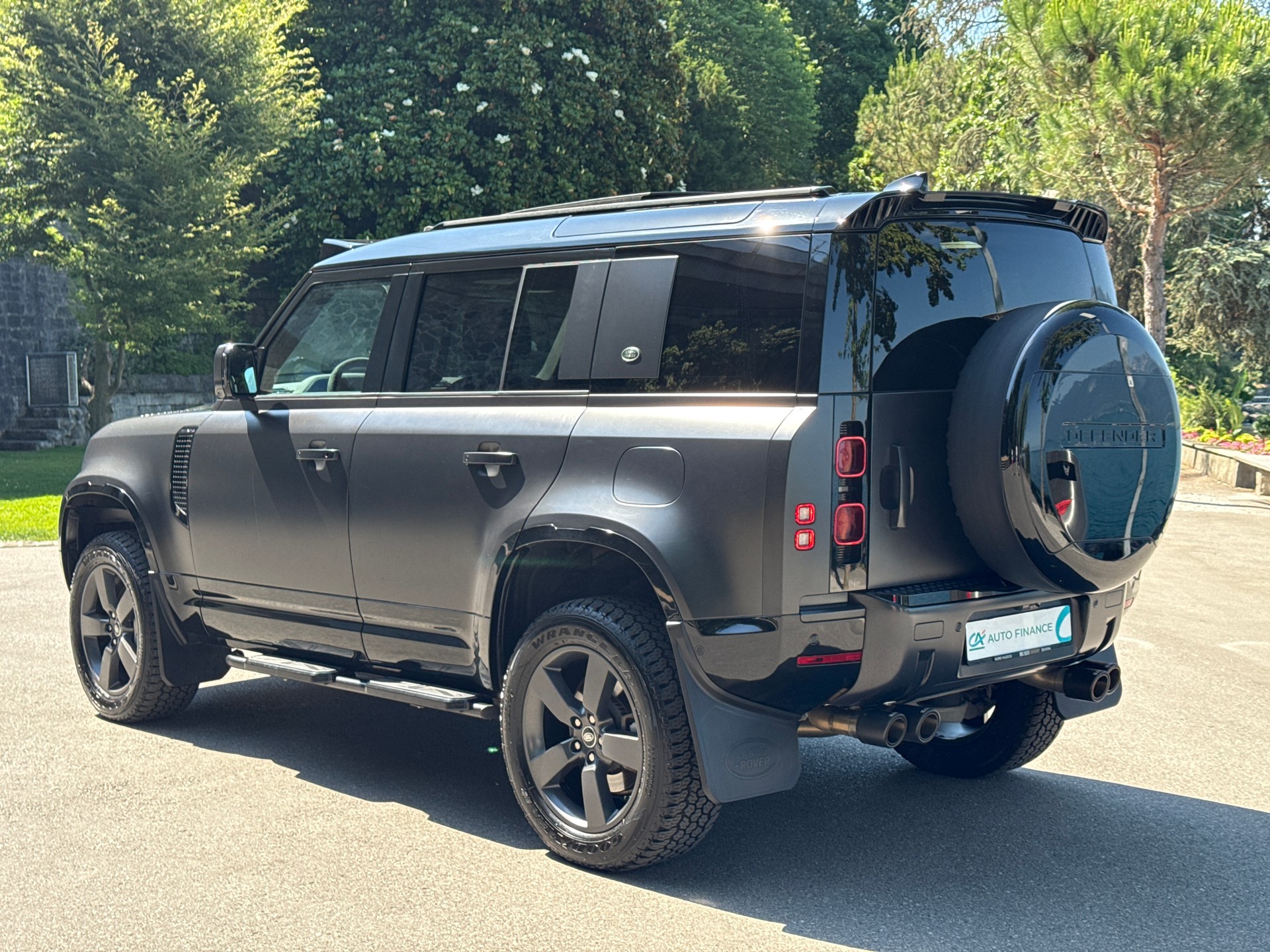 LAND ROVER Defender 110 P400e Si4 PHEV HSE AT8-image-5